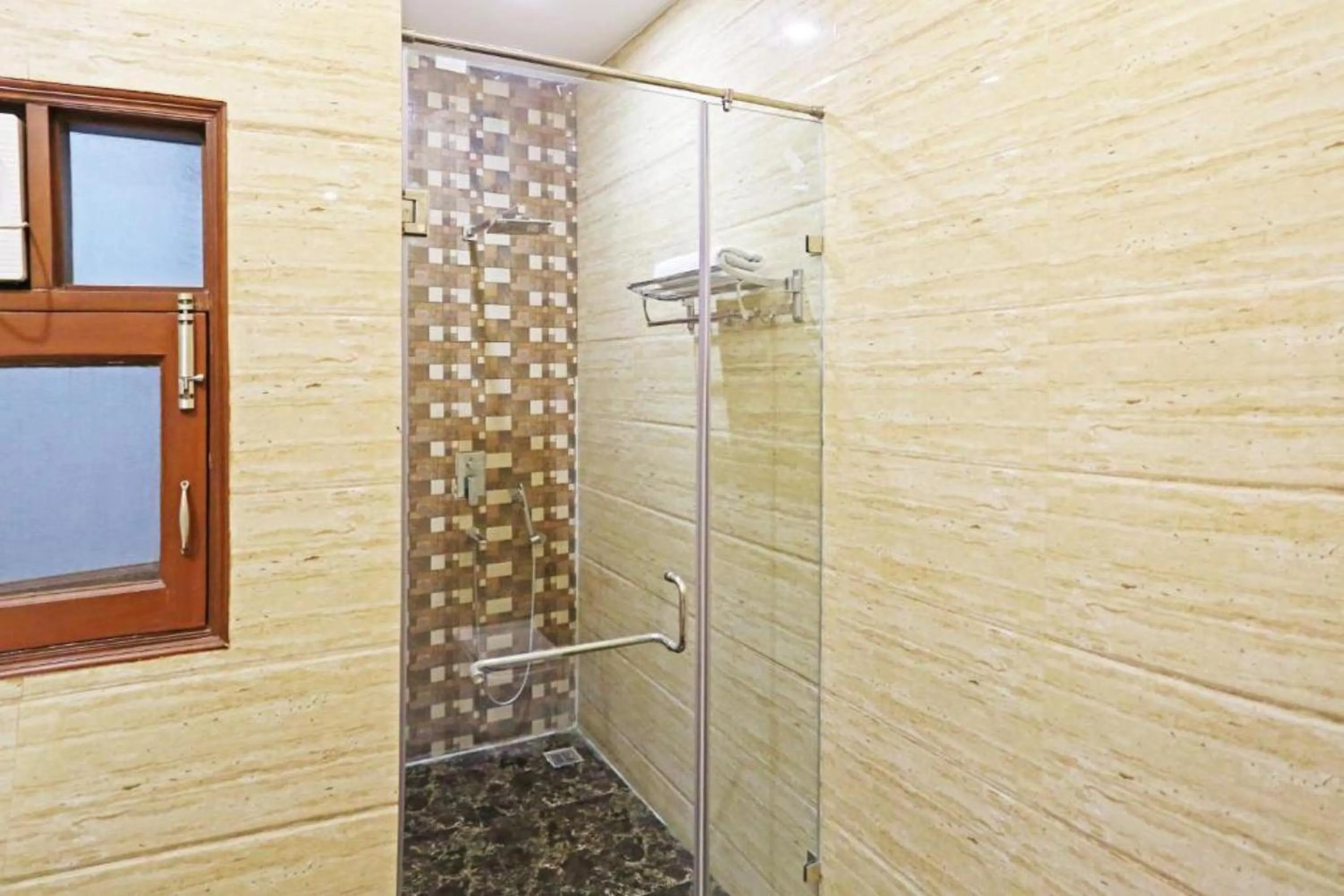 Shower, Bathroom in HOTEL MGM RESIDENCY