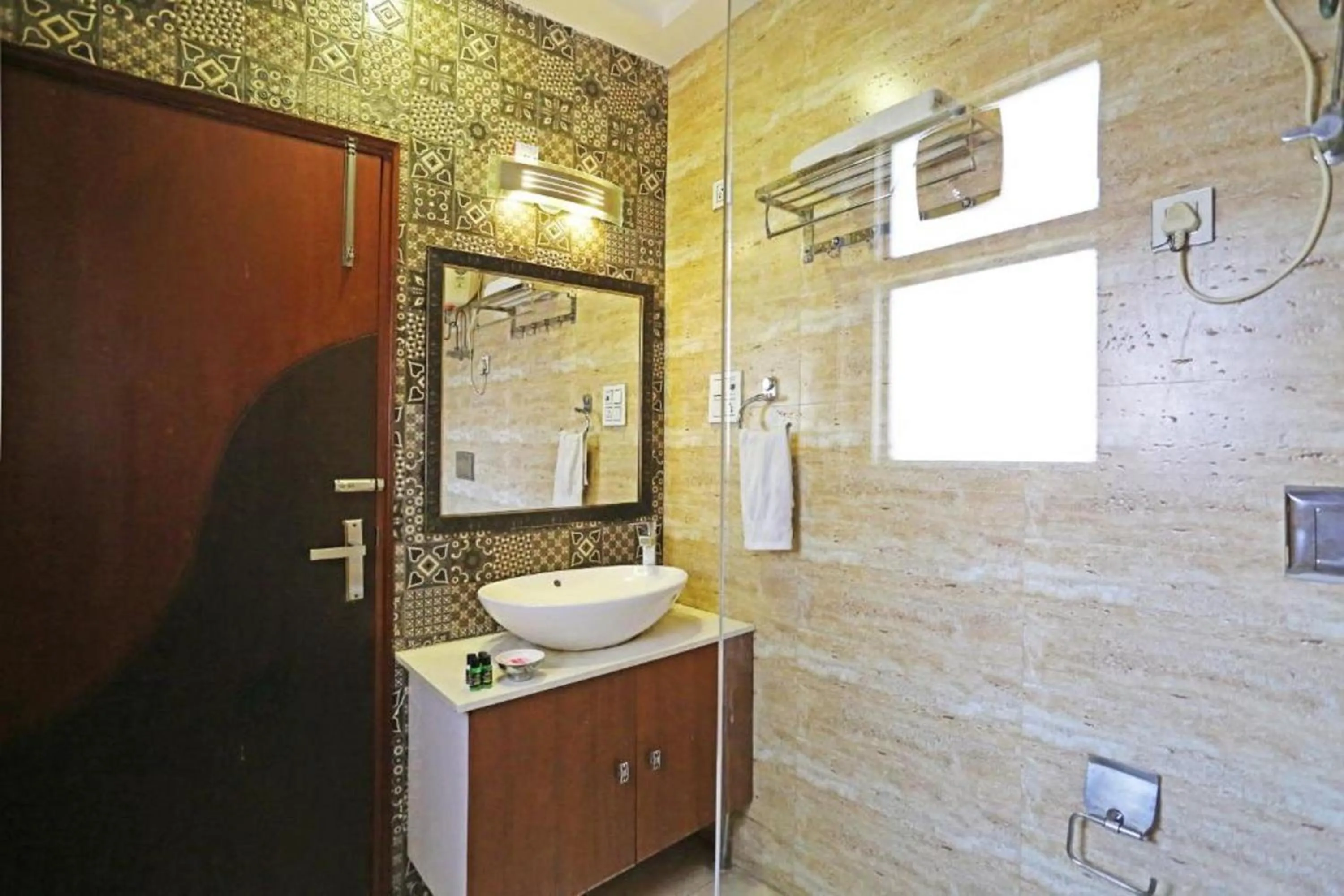 Shower, Bathroom in HOTEL MGM RESIDENCY