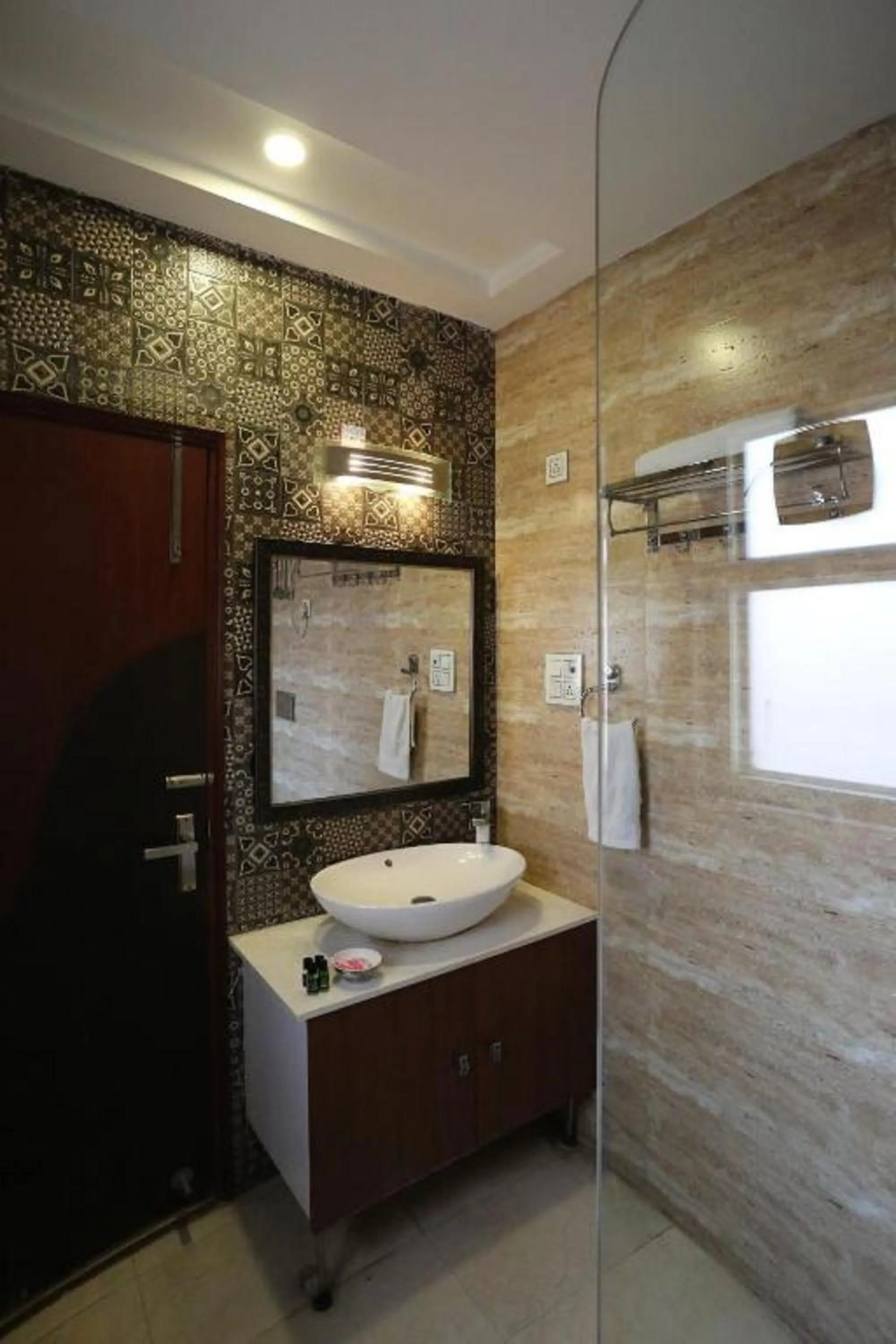 Shower, Bathroom in HOTEL MGM RESIDENCY