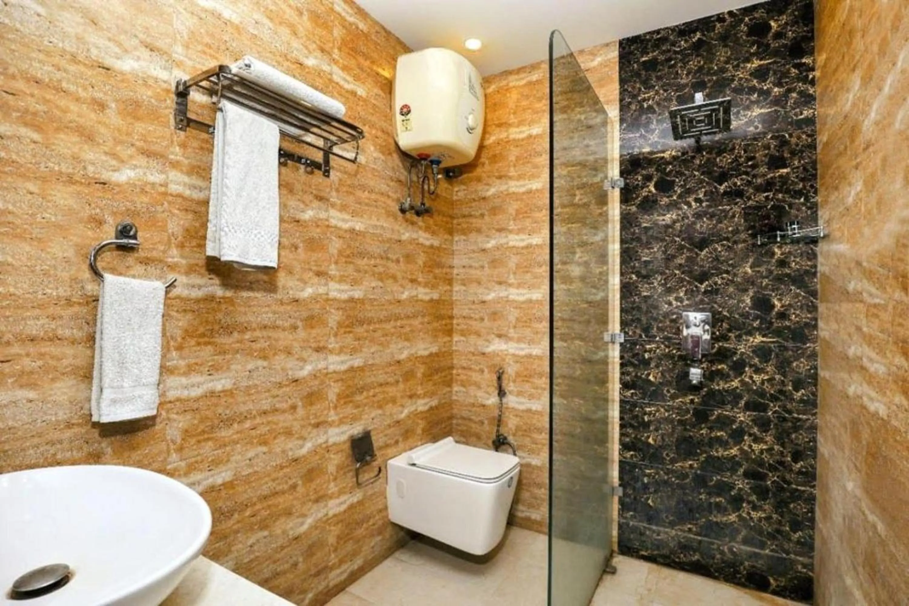 Shower, Bathroom in HOTEL MGM RESIDENCY