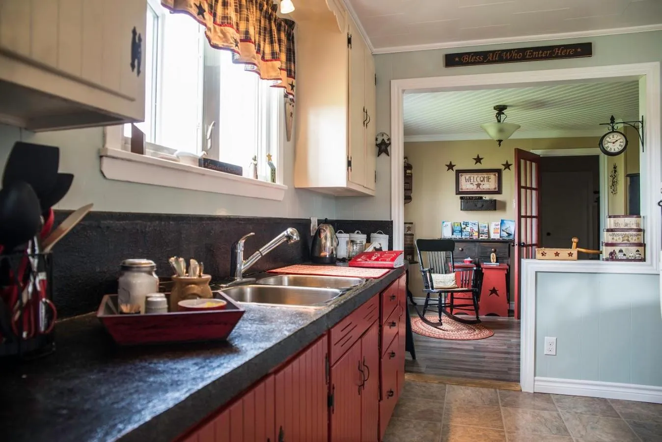 Communal kitchen in Mama`s By The Sea B&B