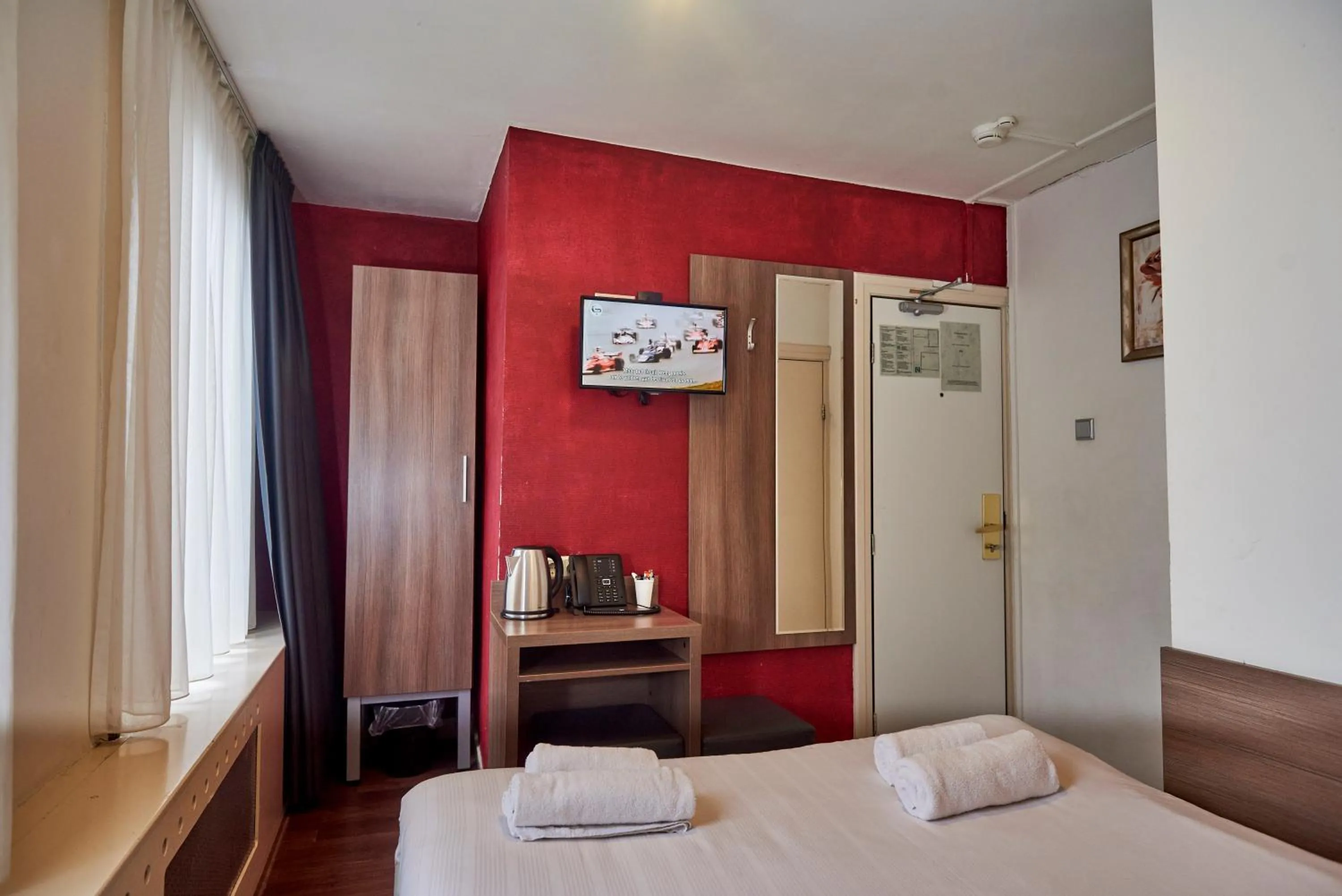 Photo of the whole room, Bed in The Townhouse Hotel