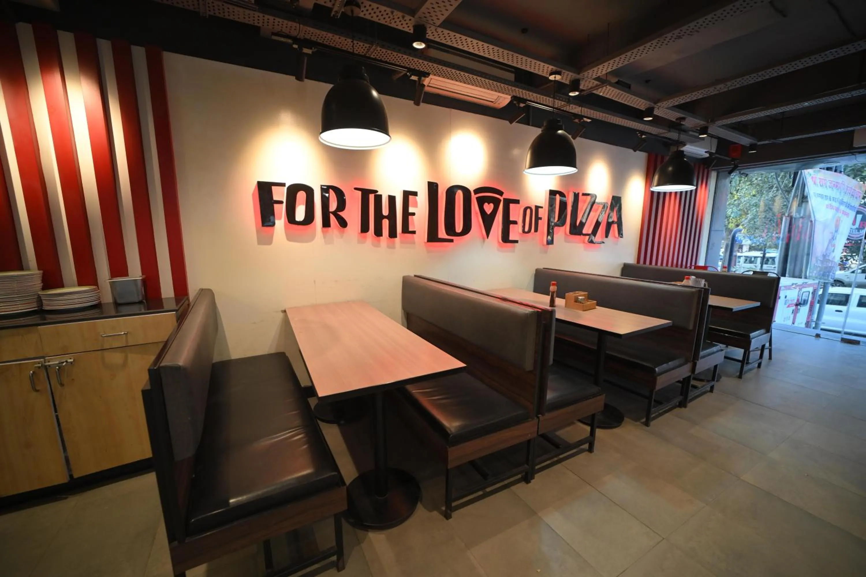 Restaurant/places to eat in HOTEL UR