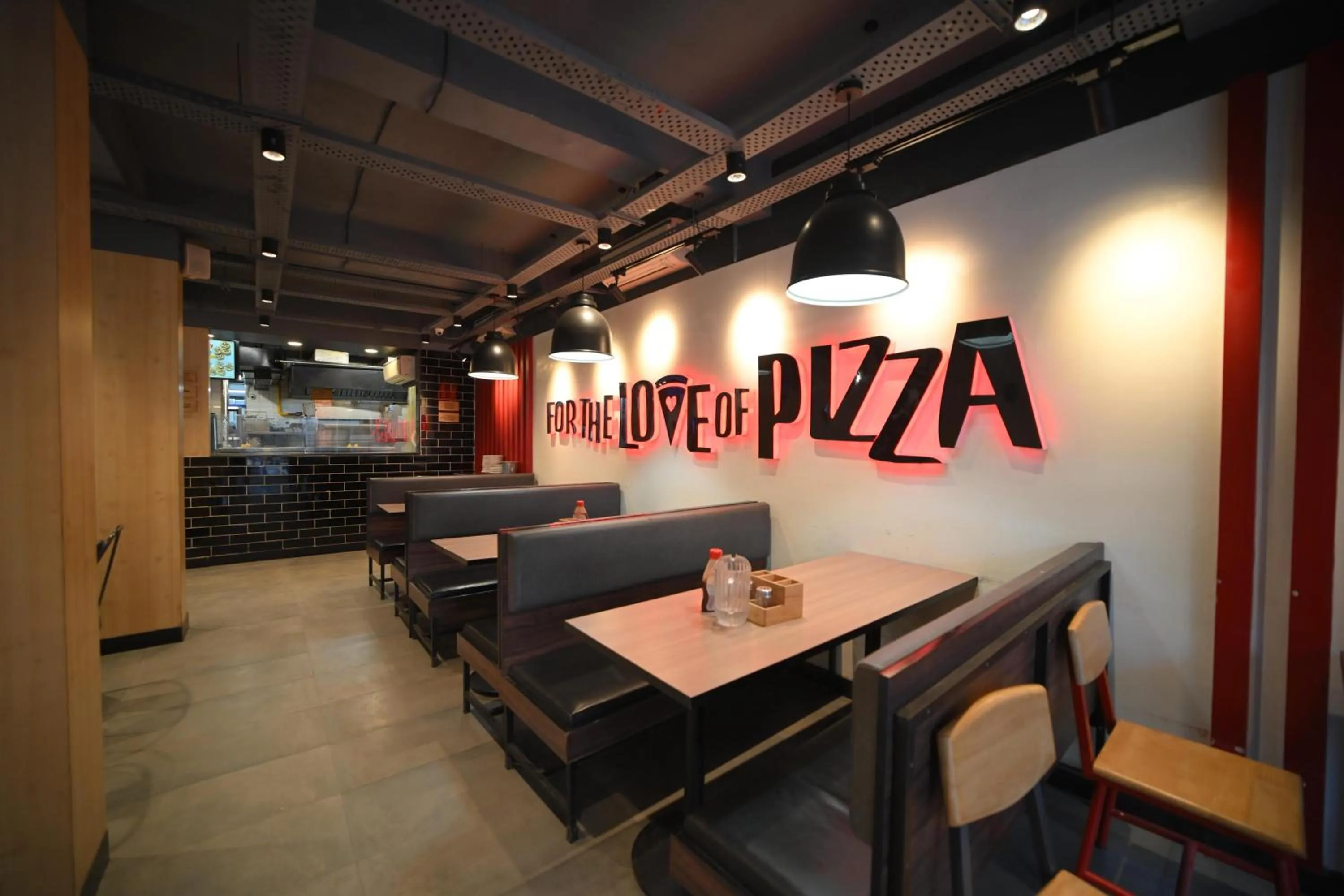 Restaurant/places to eat in HOTEL UR