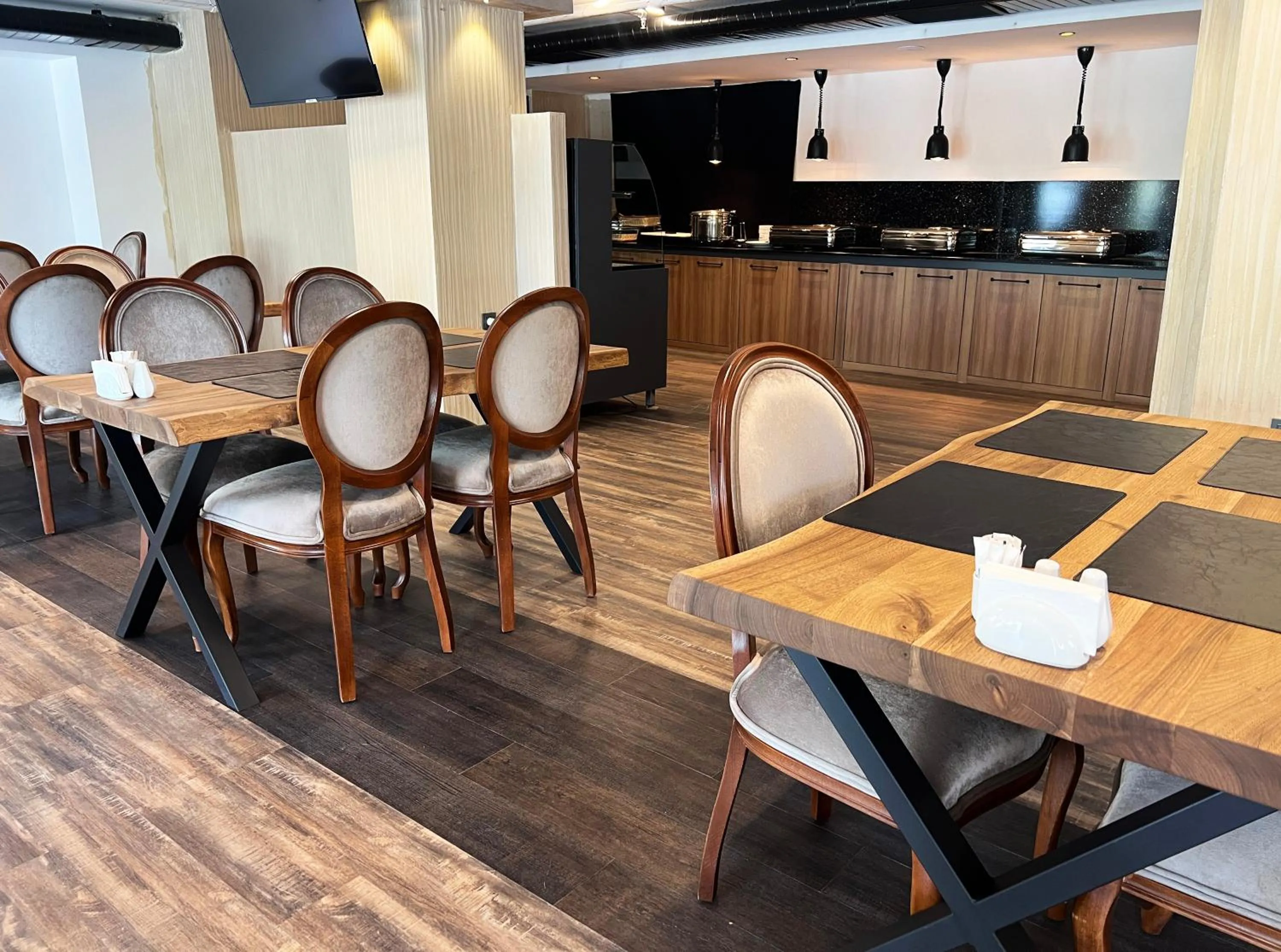 Restaurant/places to eat in Sera Lake Center Hotel