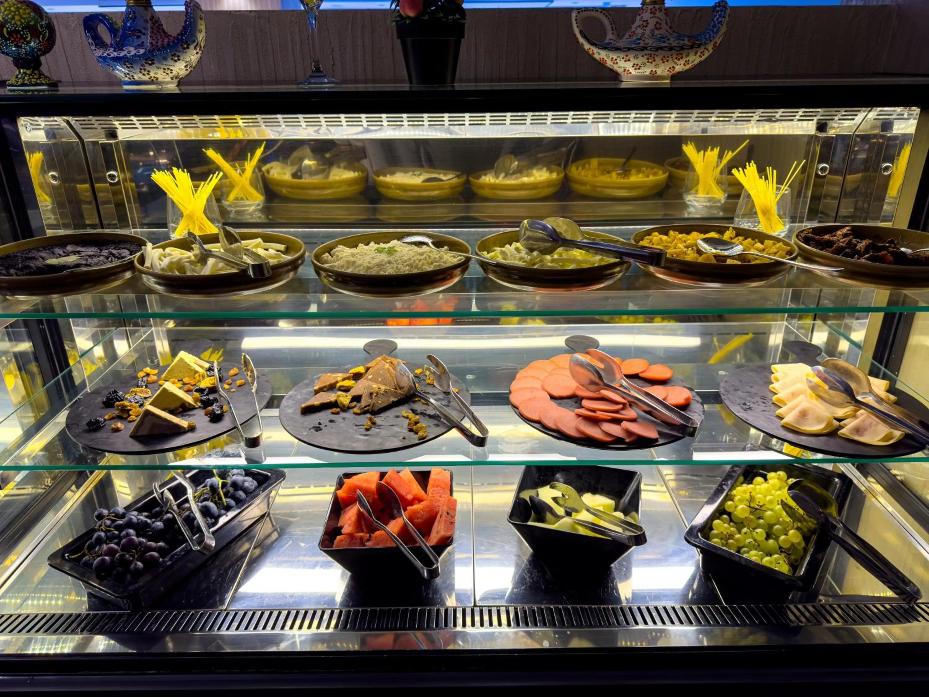 Restaurant/places to eat in Sera Lake Center Hotel