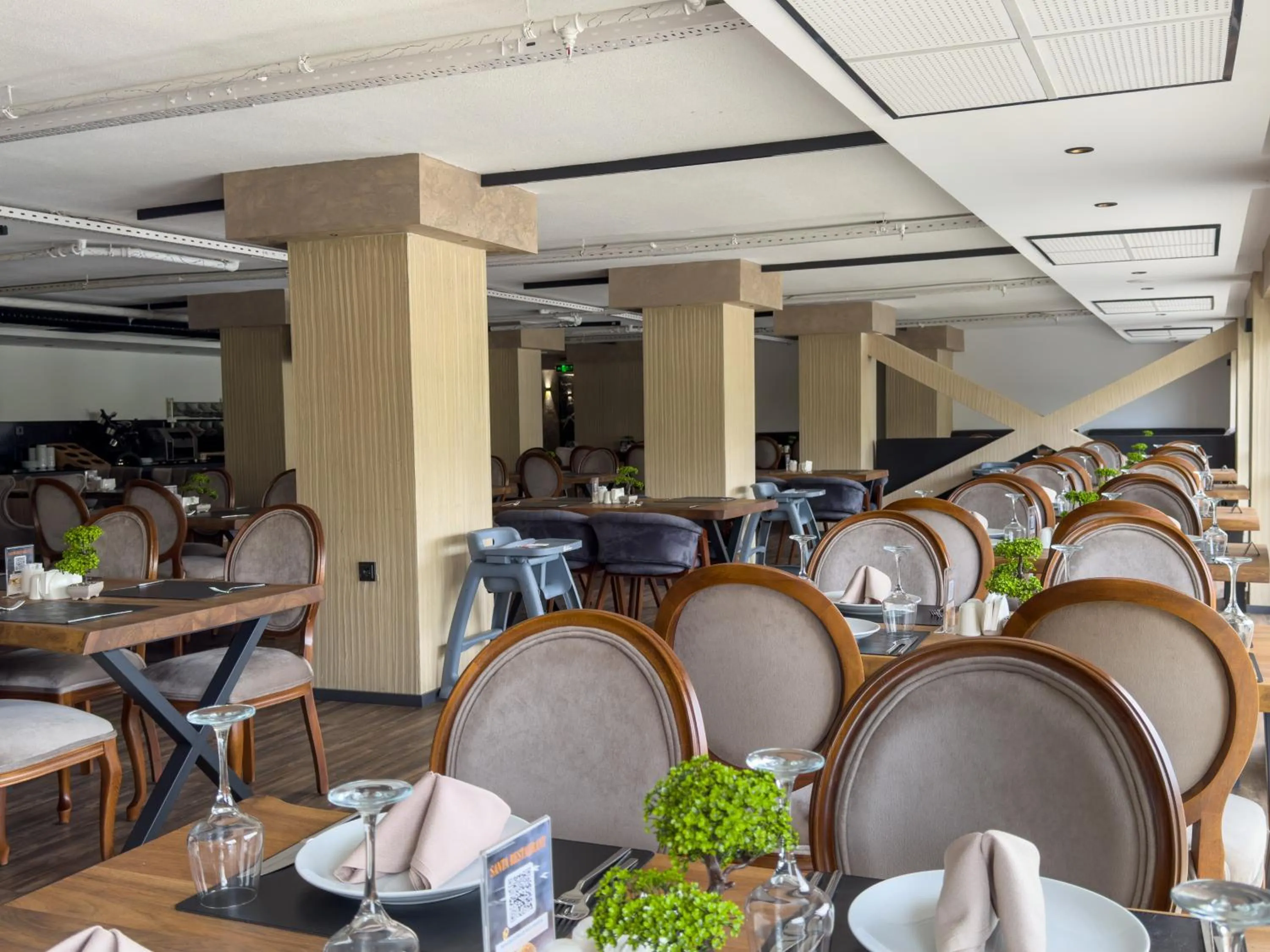 Restaurant/places to eat in Sera Lake Center Hotel