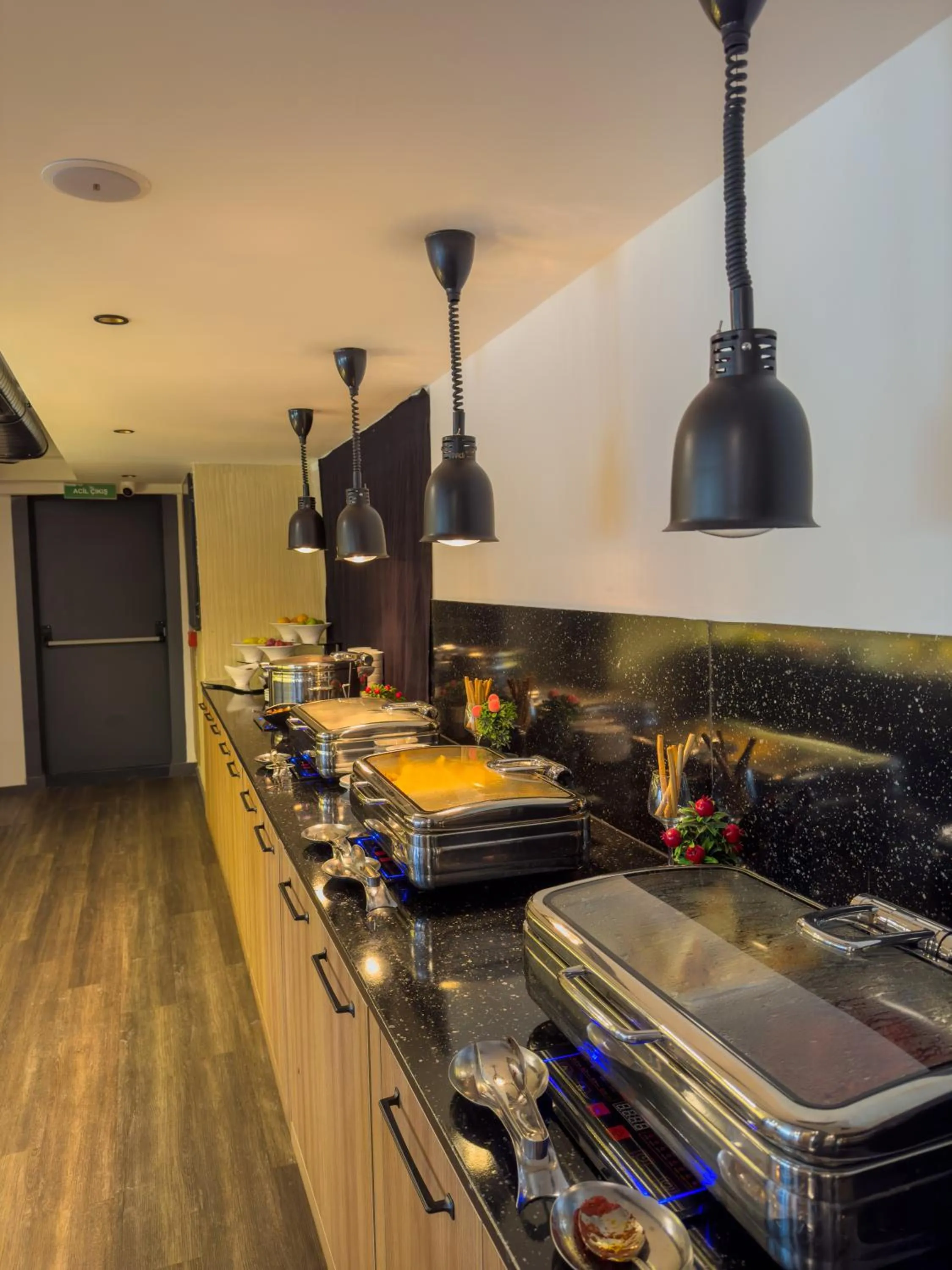 Restaurant/places to eat in Sera Lake Center Hotel