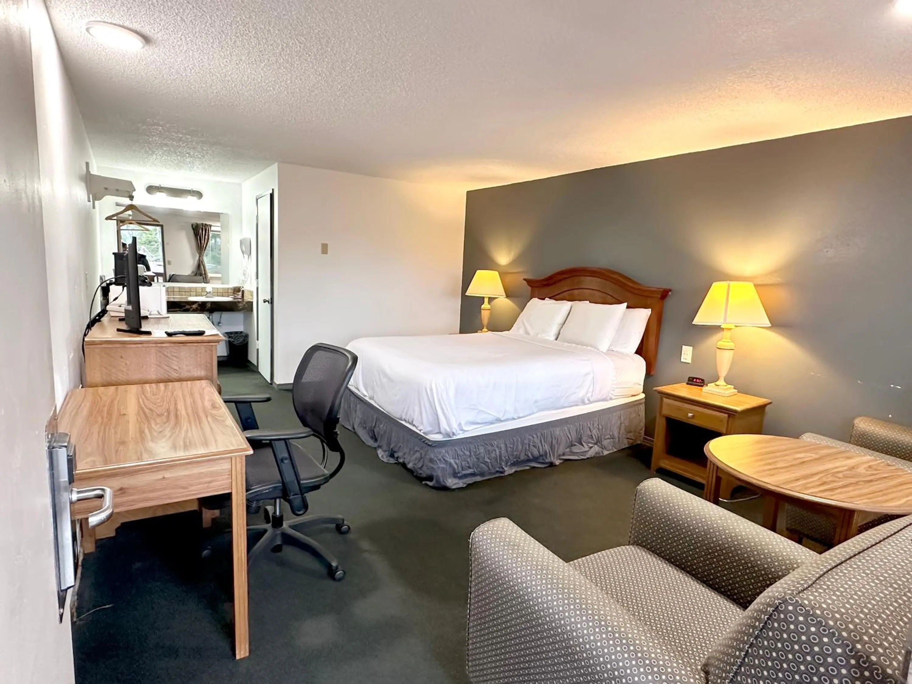 Photo of the whole room, Bed in Economy Inn