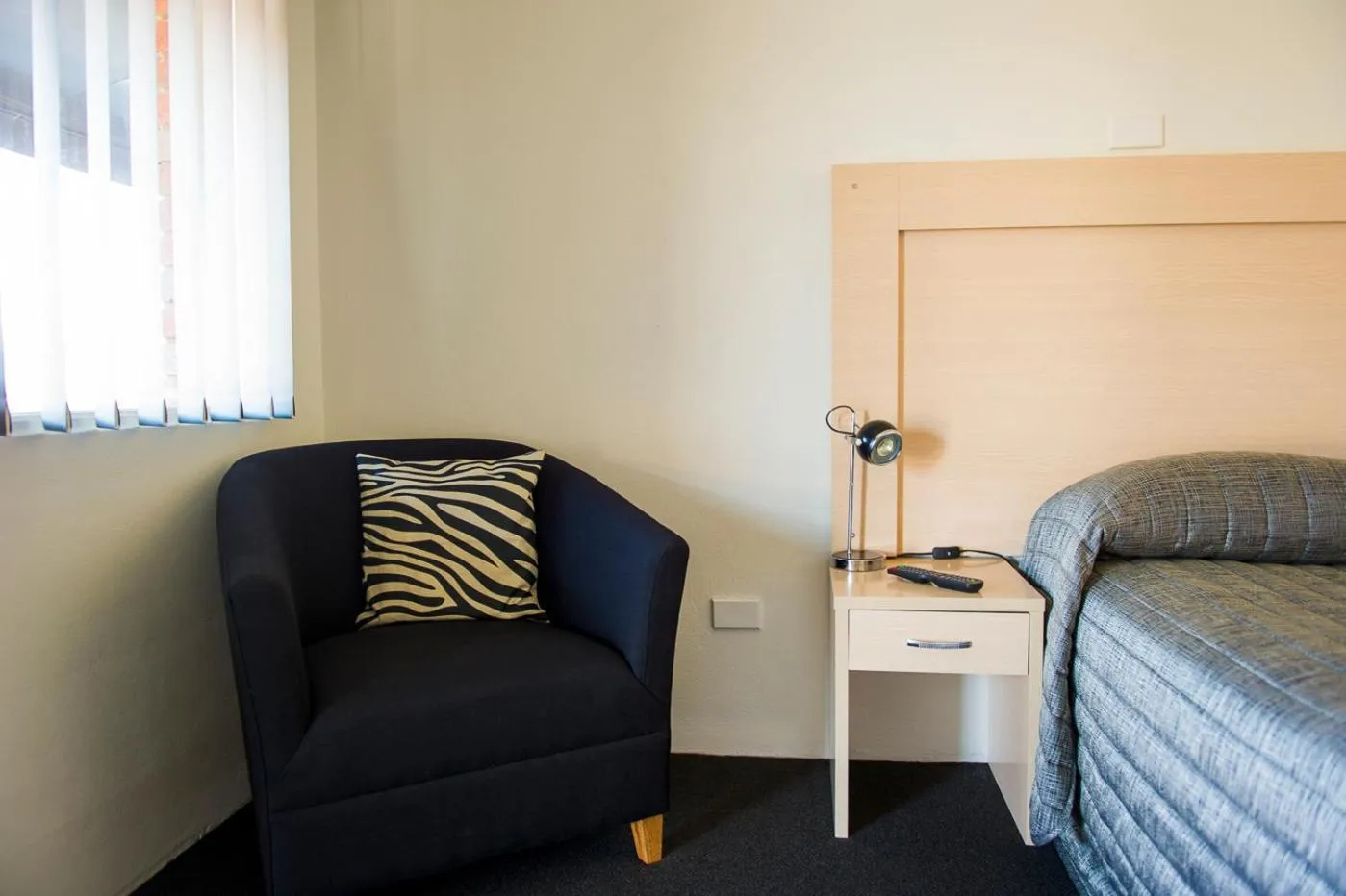 Seating area, Bed in Cherry Blossom Motor Inn