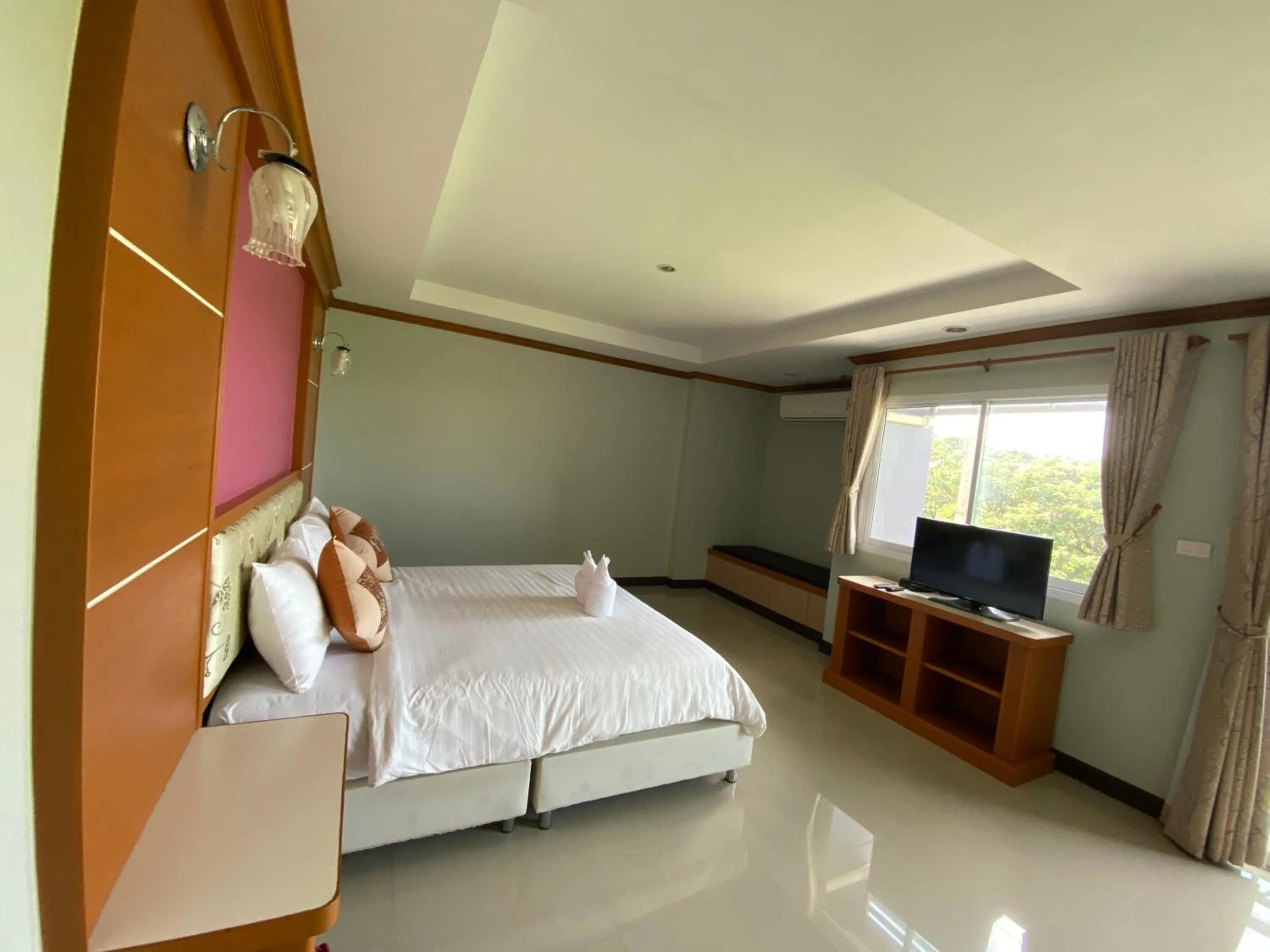 Bed in Thungtawan Hotel