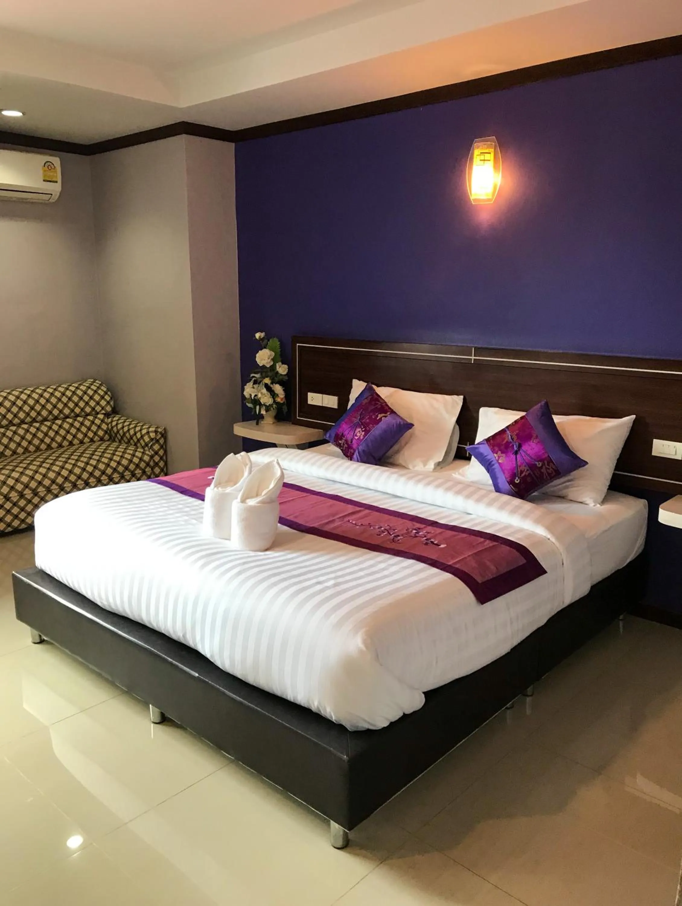 Photo of the whole room, Bed in Thungtawan Hotel