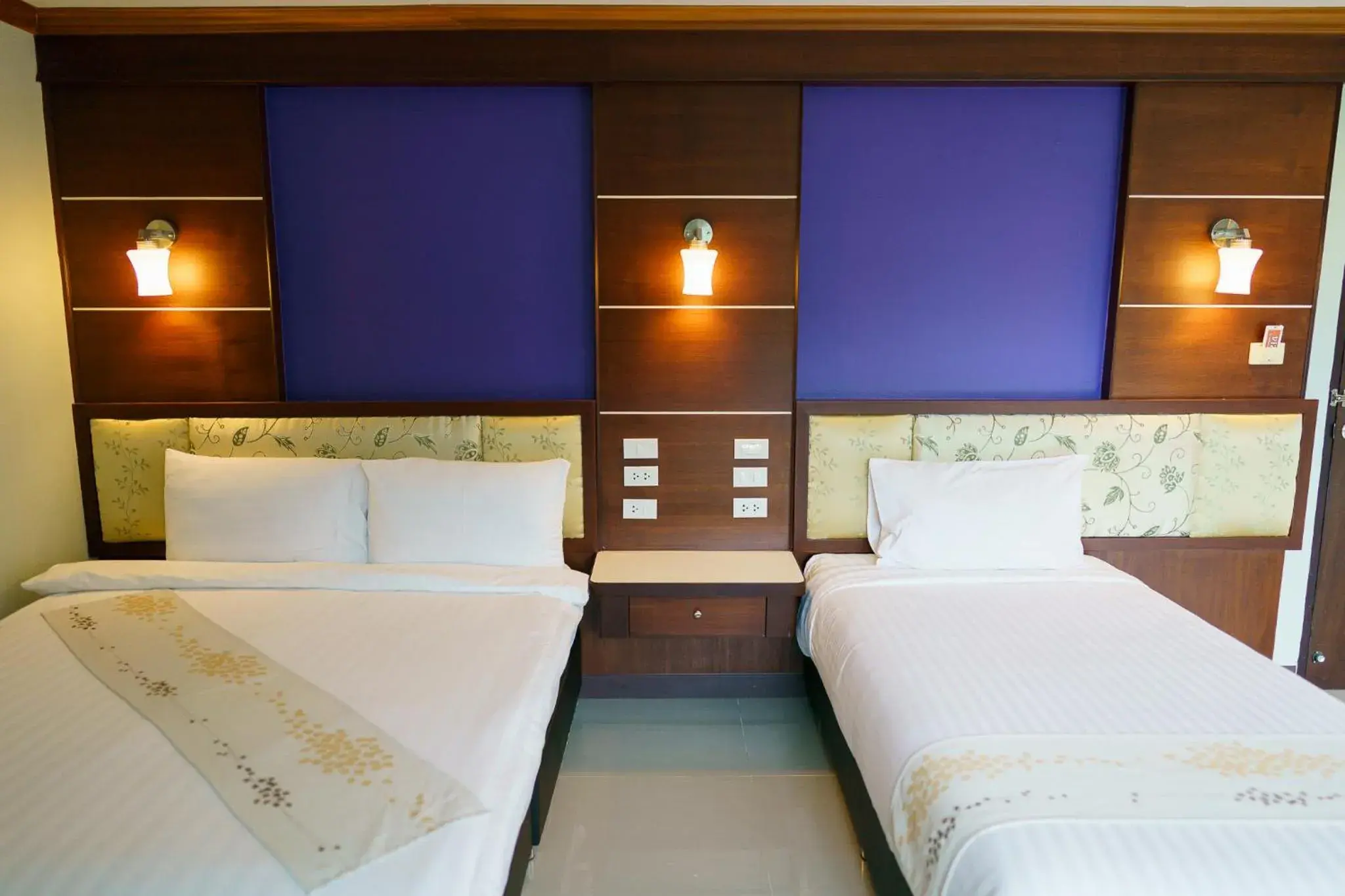 Triple Room with Balcony in Thungtawan Hotel Triple Room with Balcony in Thungtawan Hotel