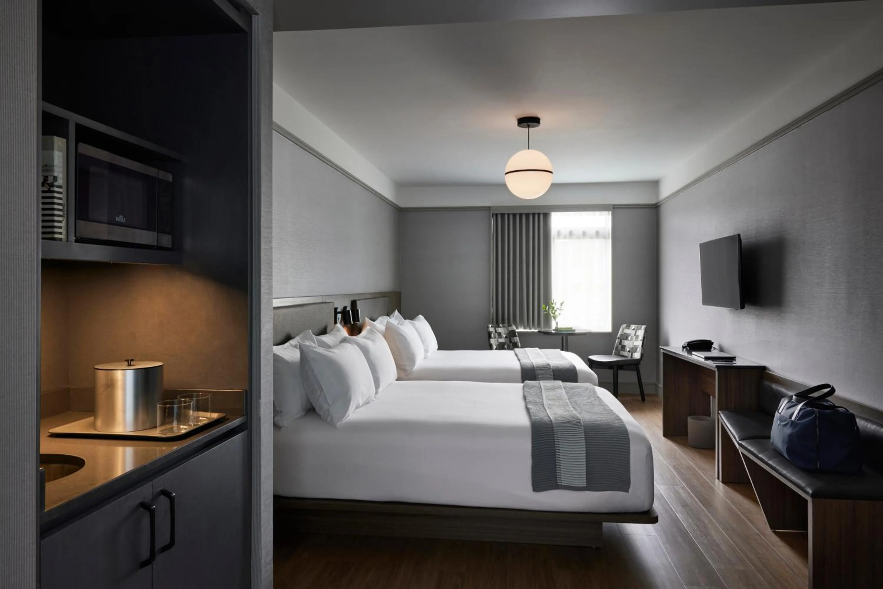 Photo of the whole room, Bed in The Melrose Hotel