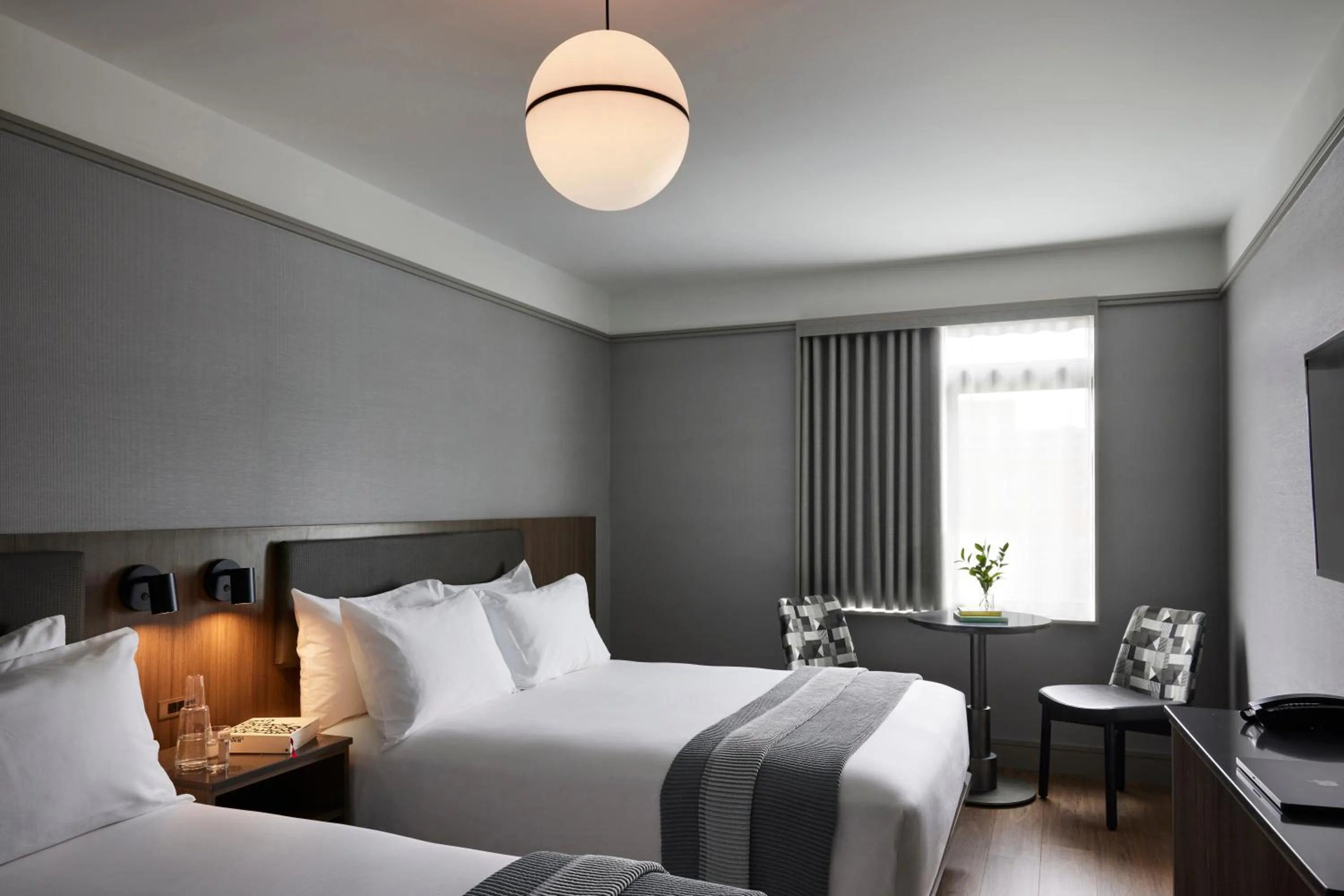 Seating area, Bed in The Melrose Hotel