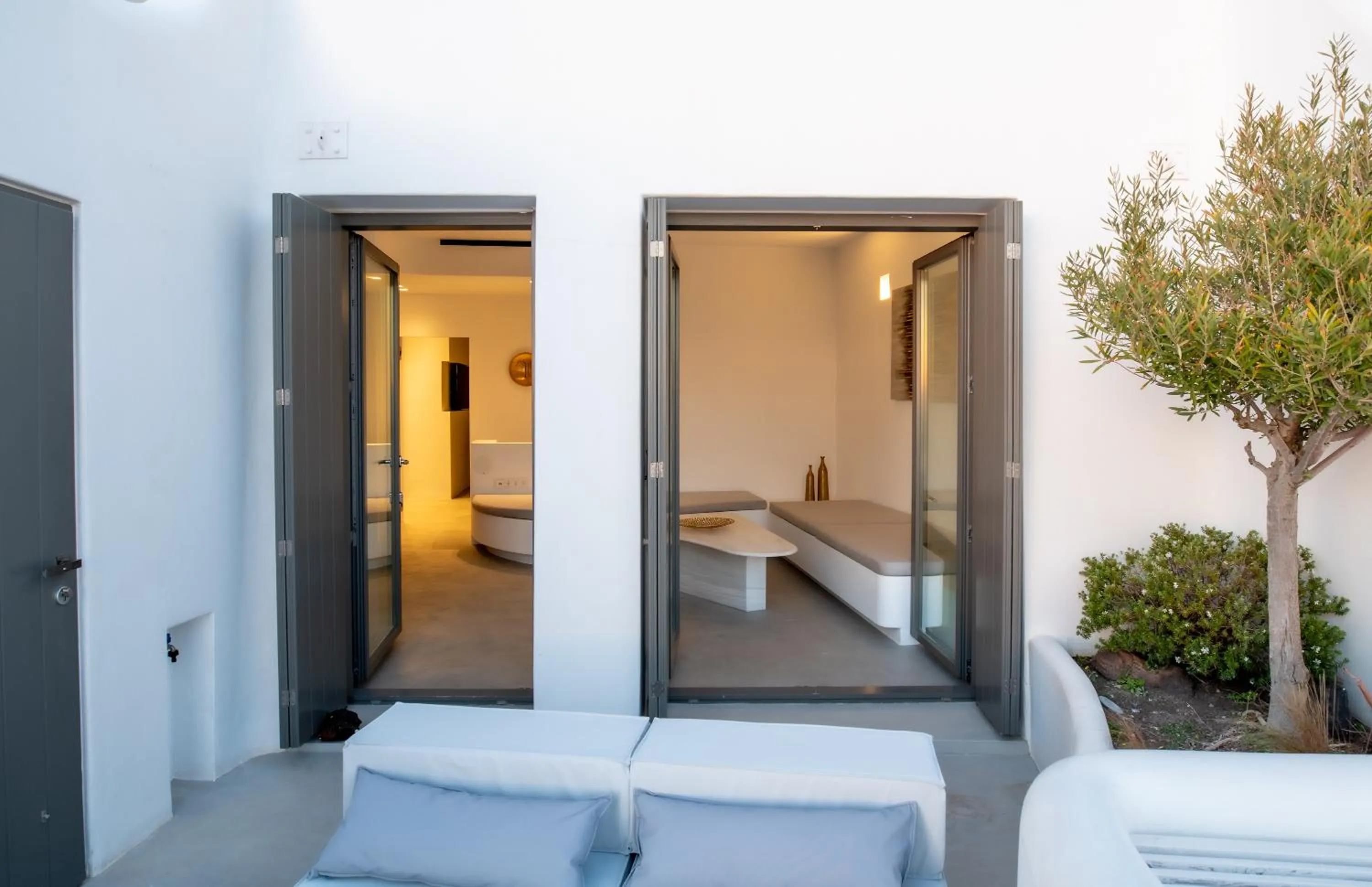 Seating area, Bed in Heavens Edge