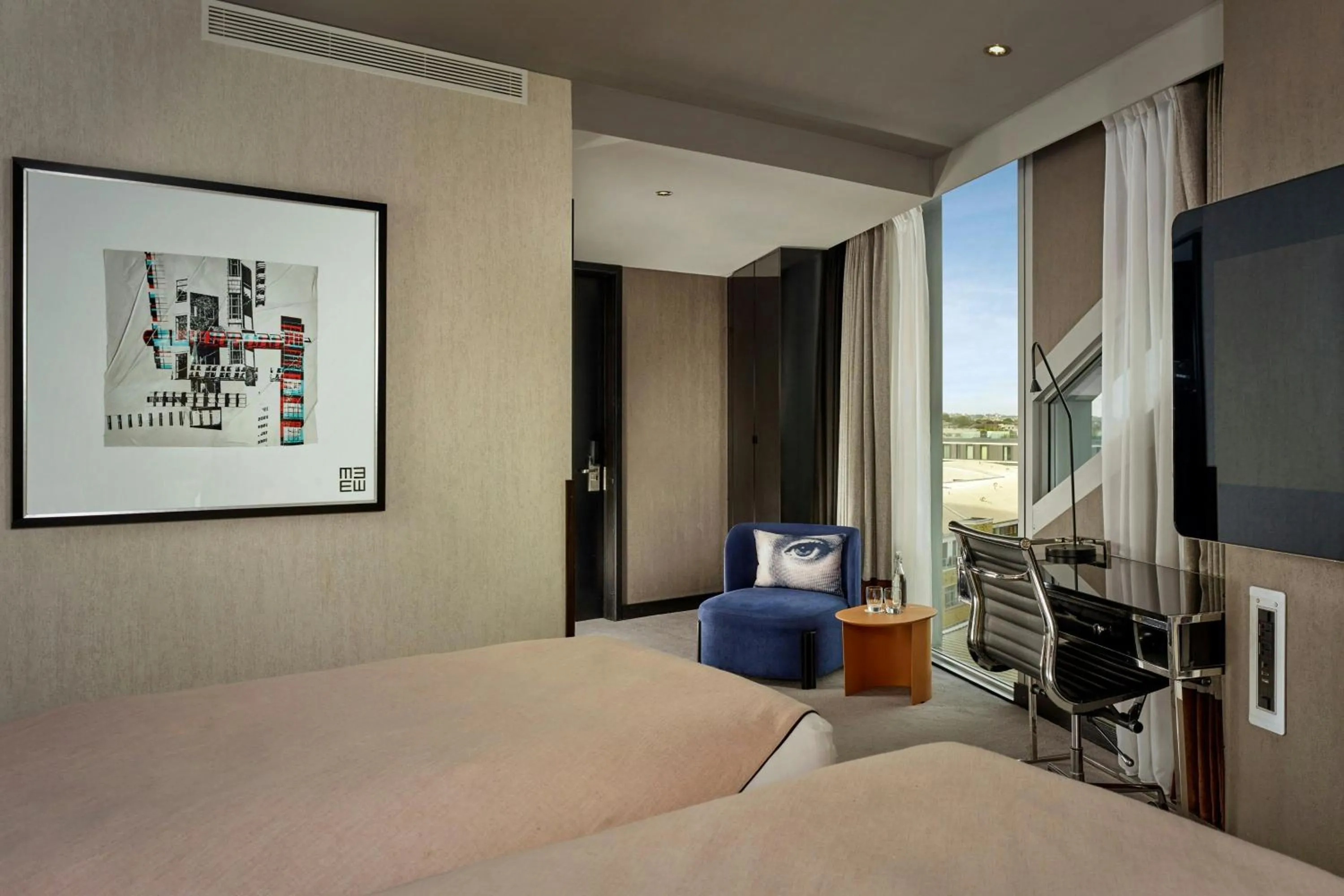 Photo of the whole room, Bed in Montcalm East, Autograph Collection