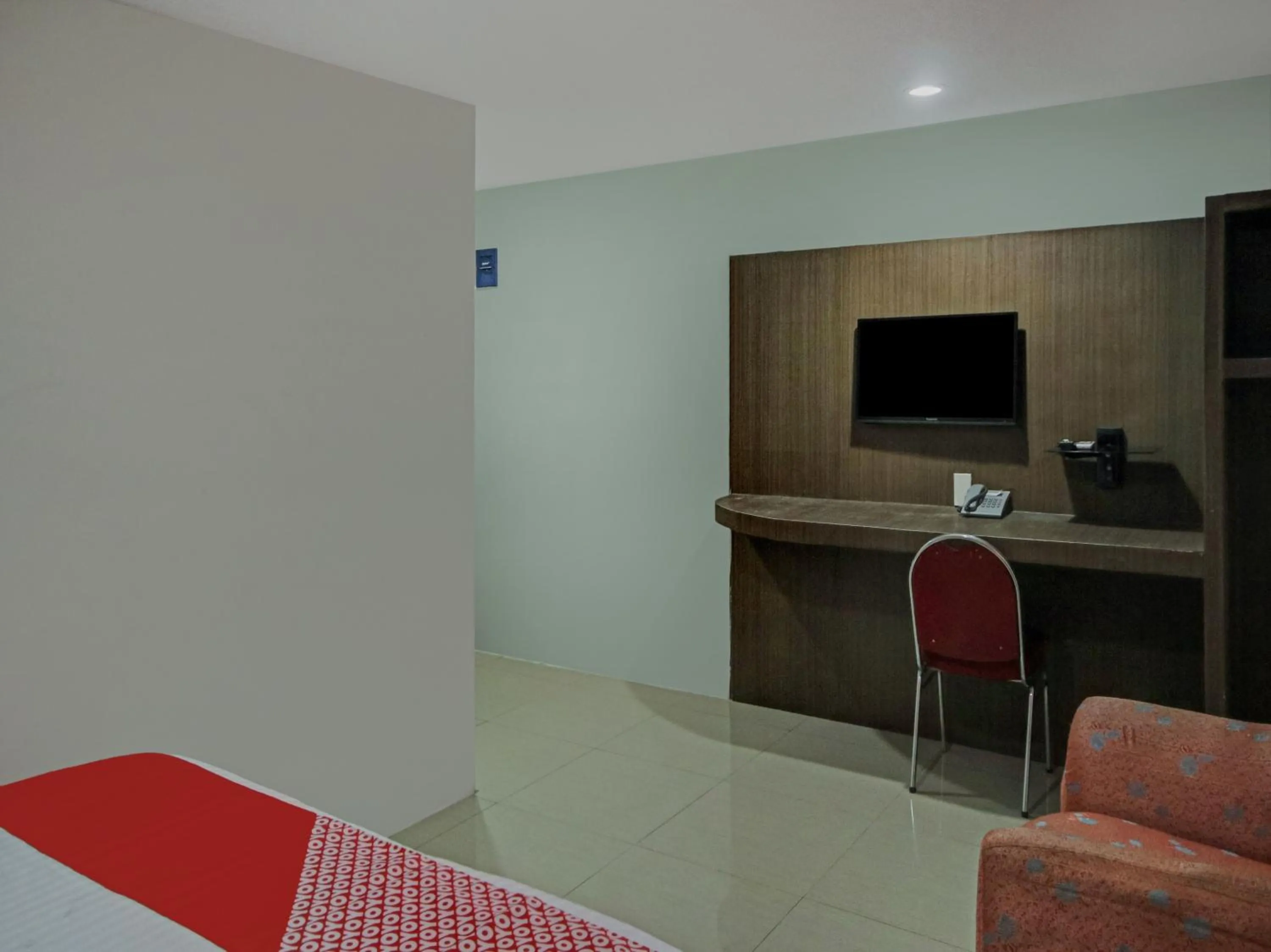 TV and multimedia, TV/Entertainment Center in OYO 2574 Z Suites Hotel