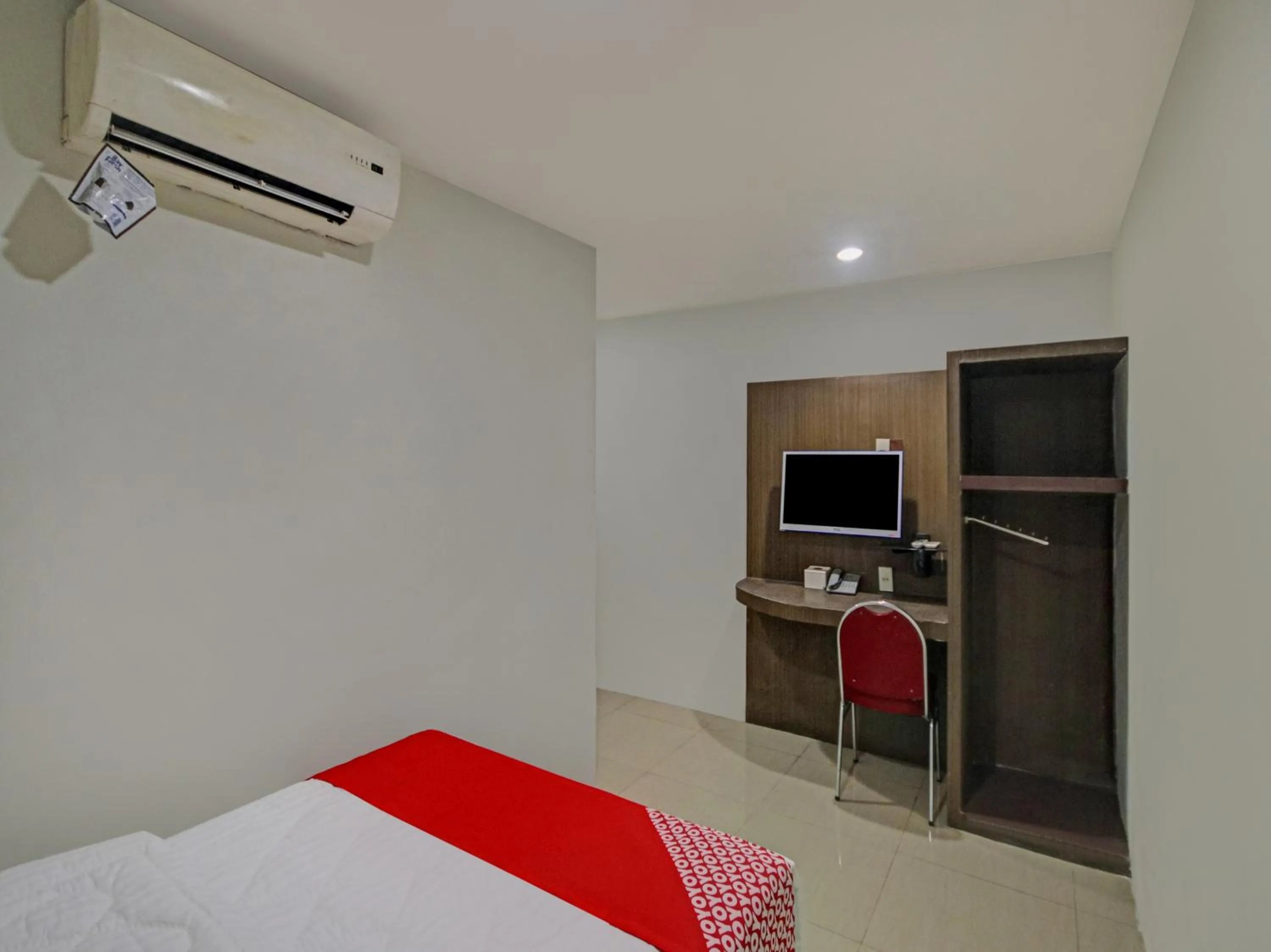 Bedroom, TV/Entertainment Center in OYO 2574 Z Suites Hotel