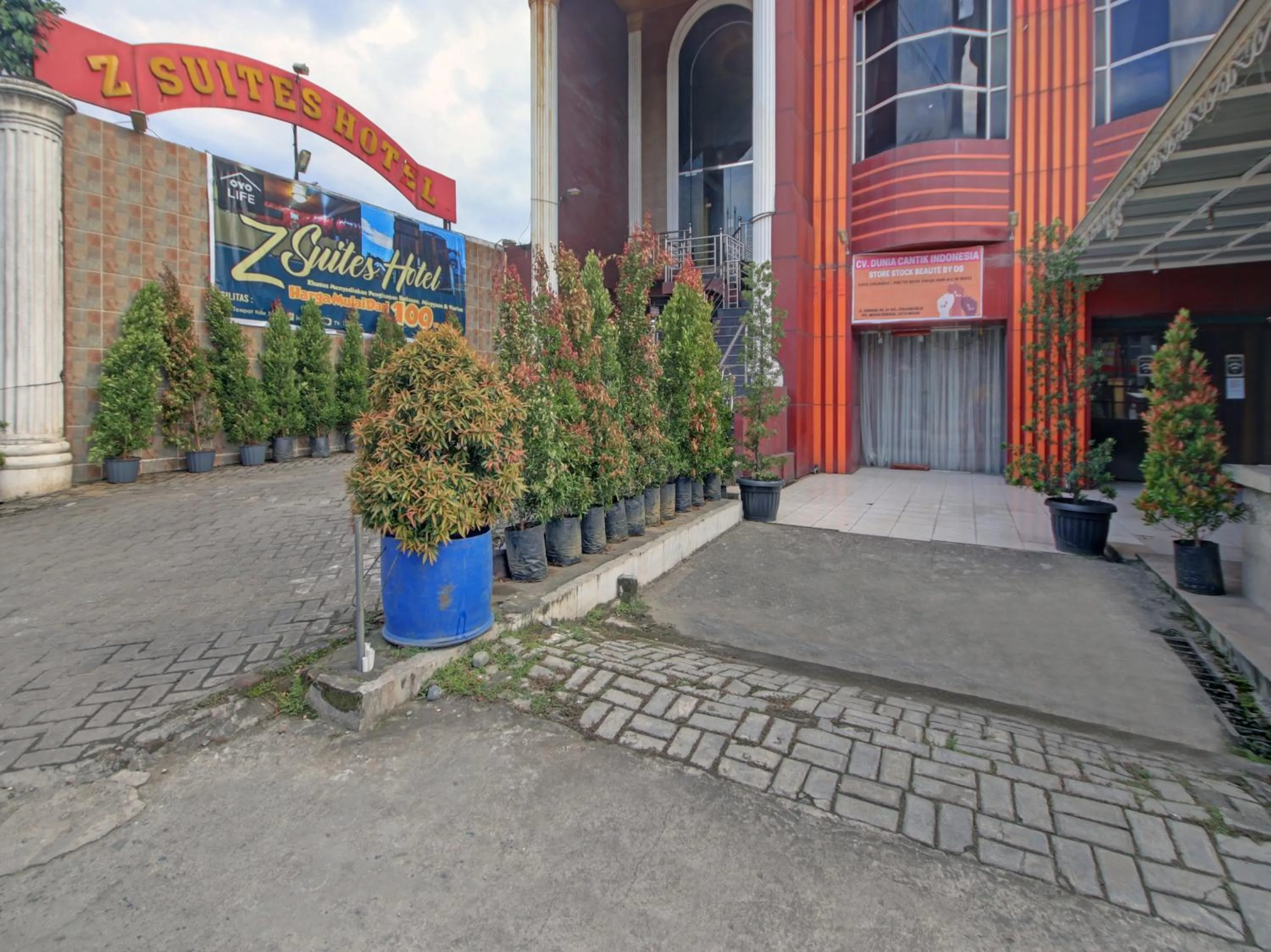 Property building in OYO 2574 Z Suites Hotel