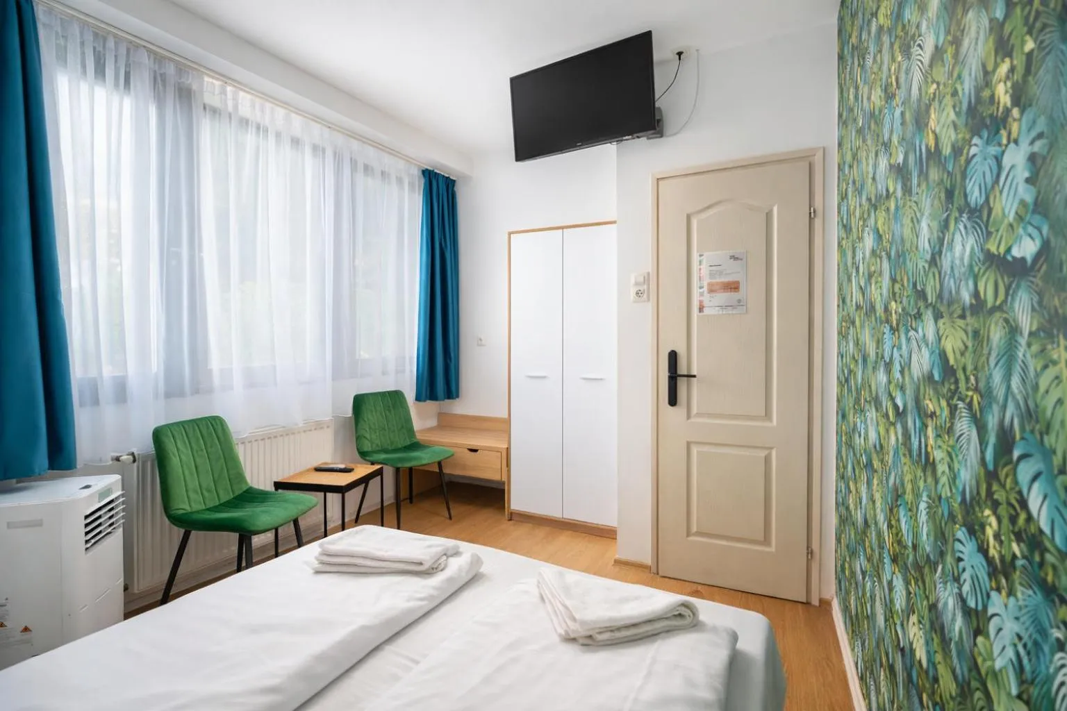 Photo of the whole room, Bed in WOW City Hostel