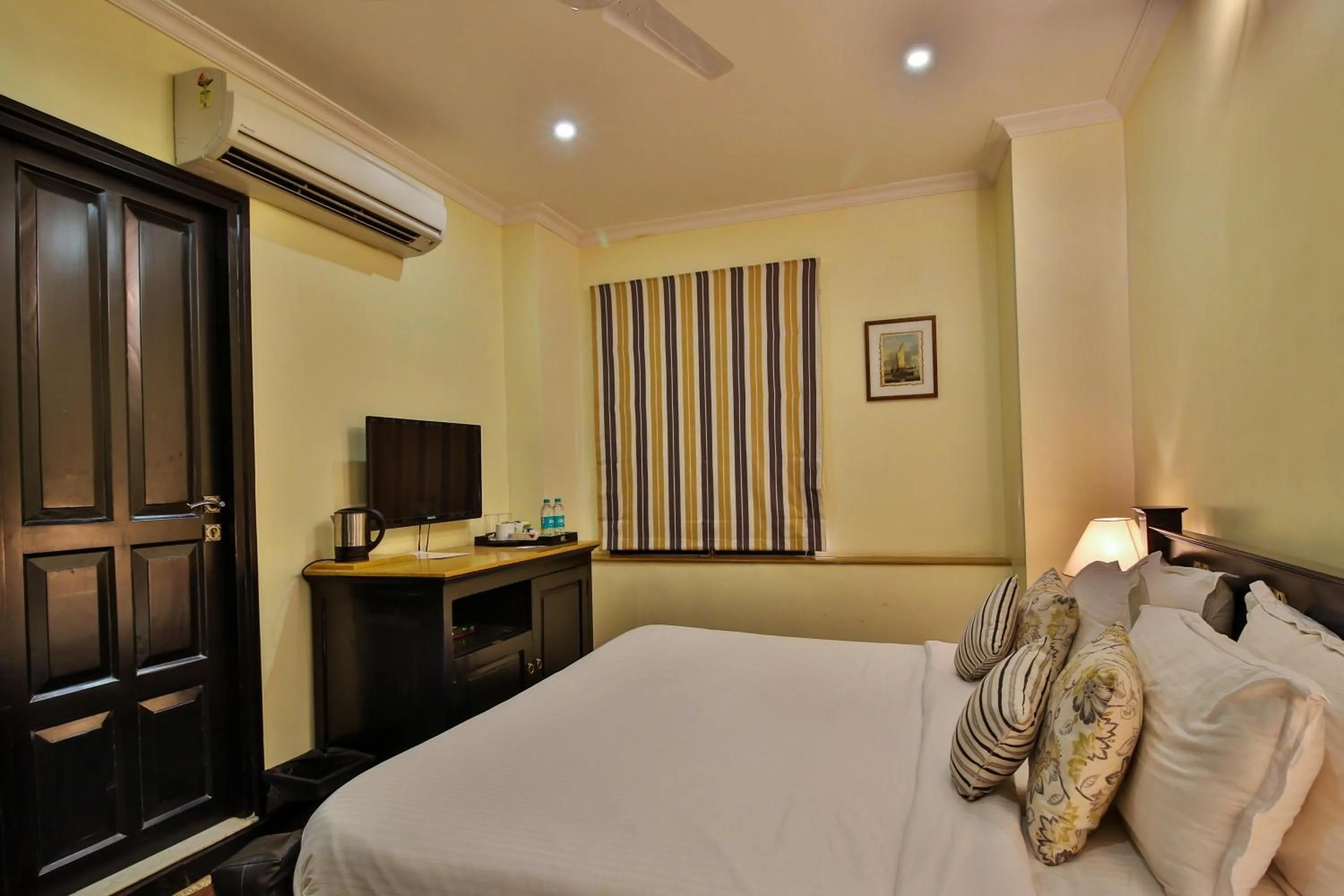 TV and multimedia, Bed in La Maison by Dia Hotels and Homes