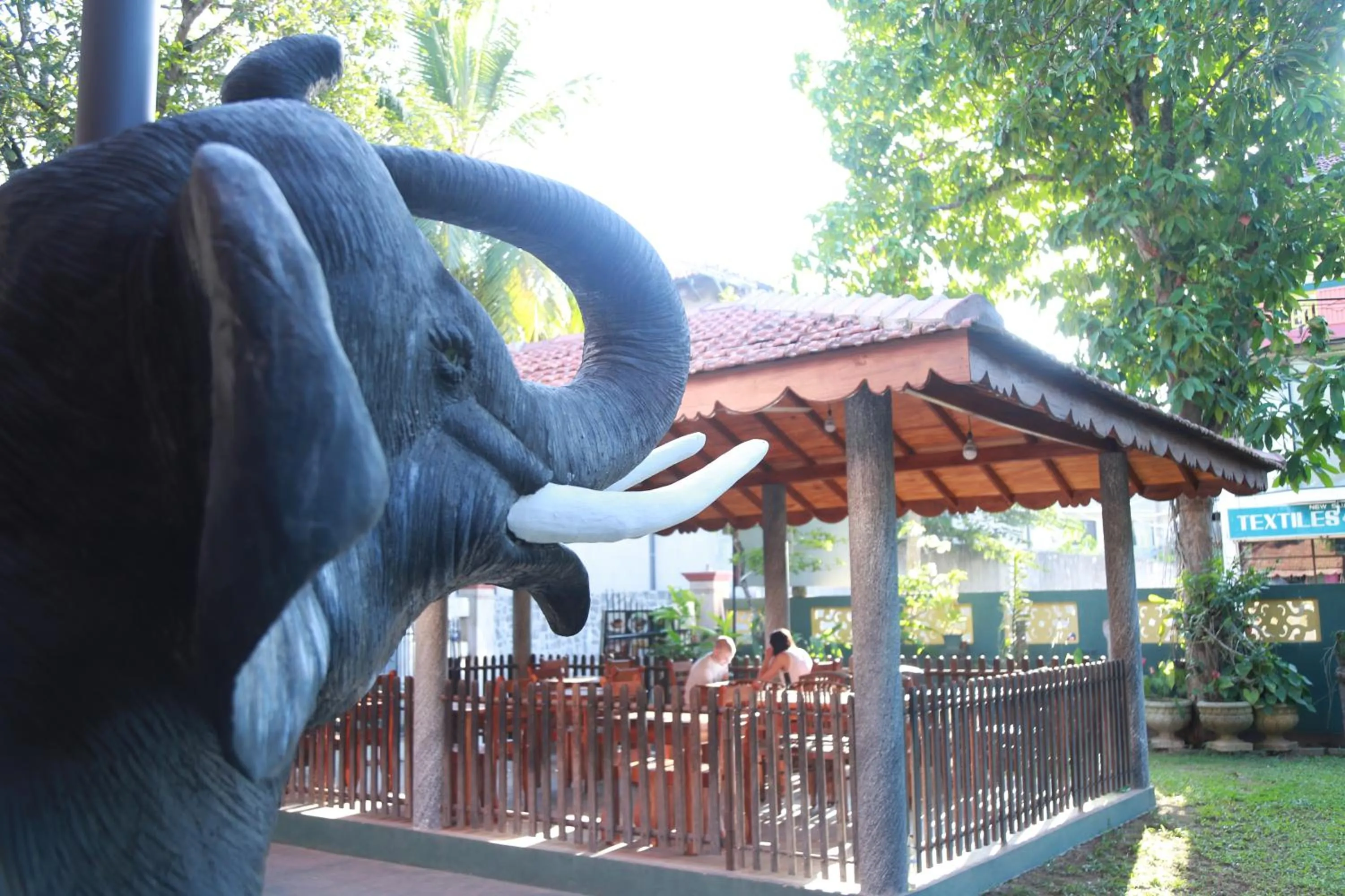 Restaurant/places to eat in Sumal Villa