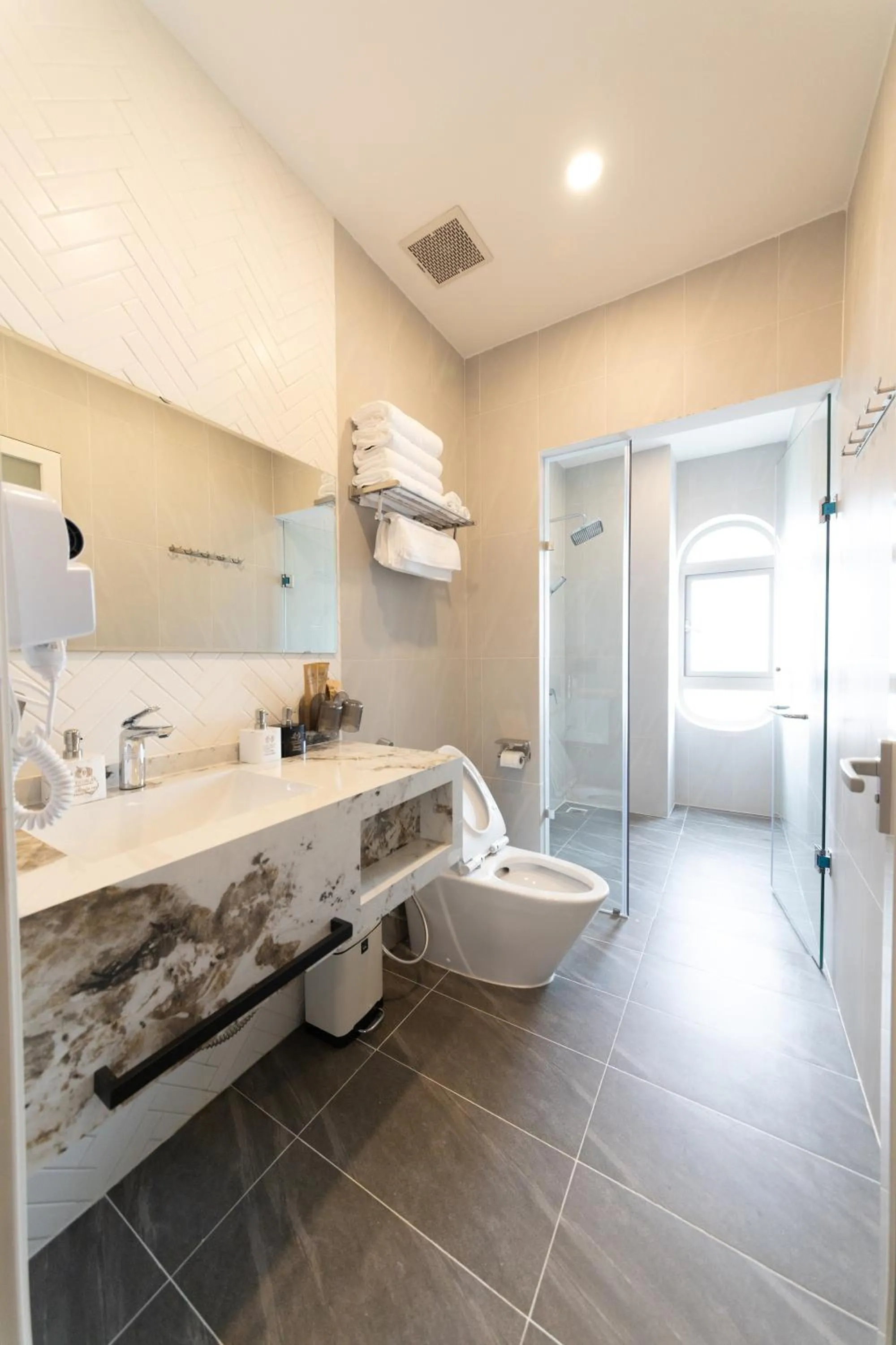 Shower in Jodi Dalat Hotel