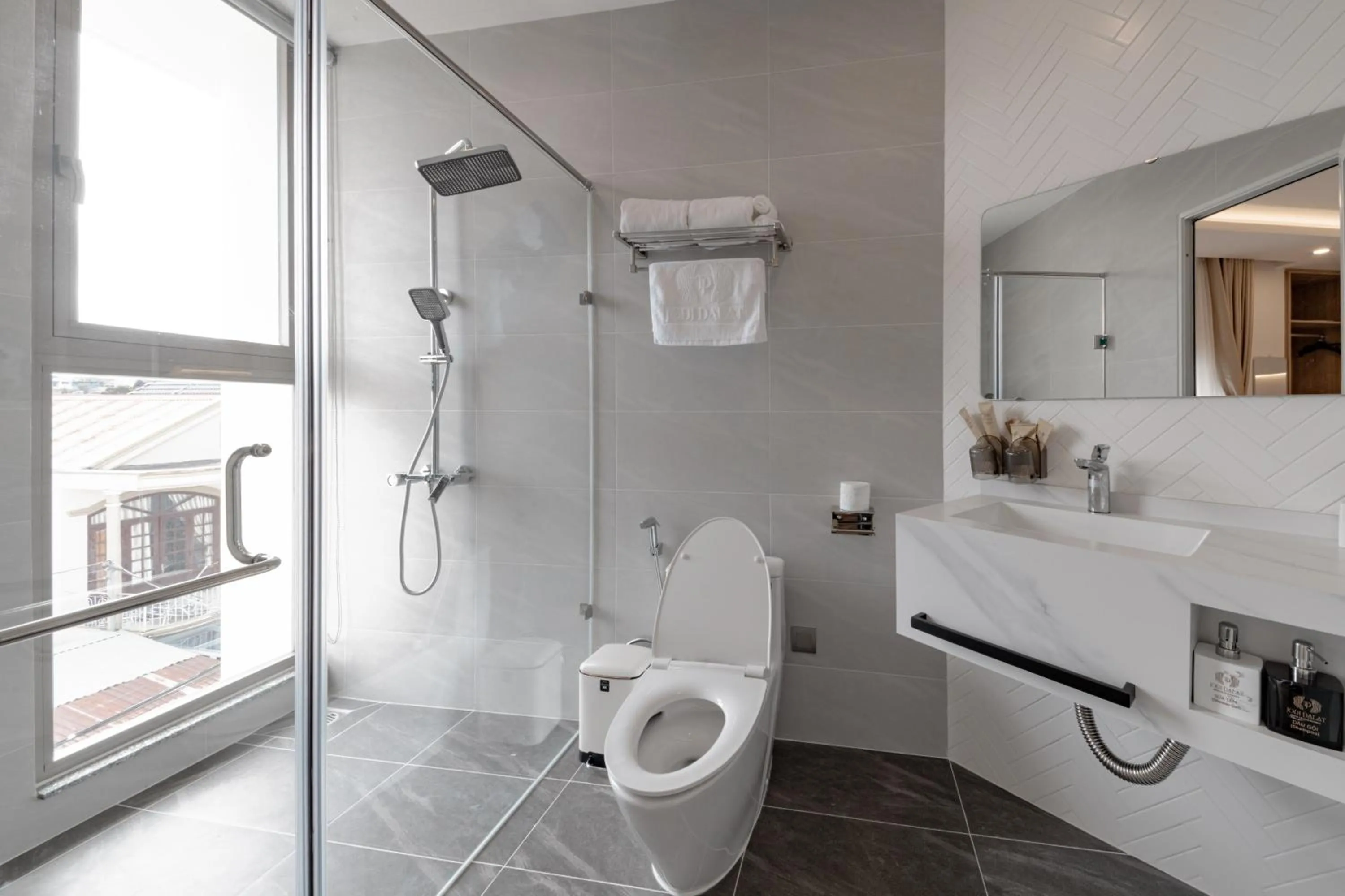 Shower in Jodi Dalat Hotel