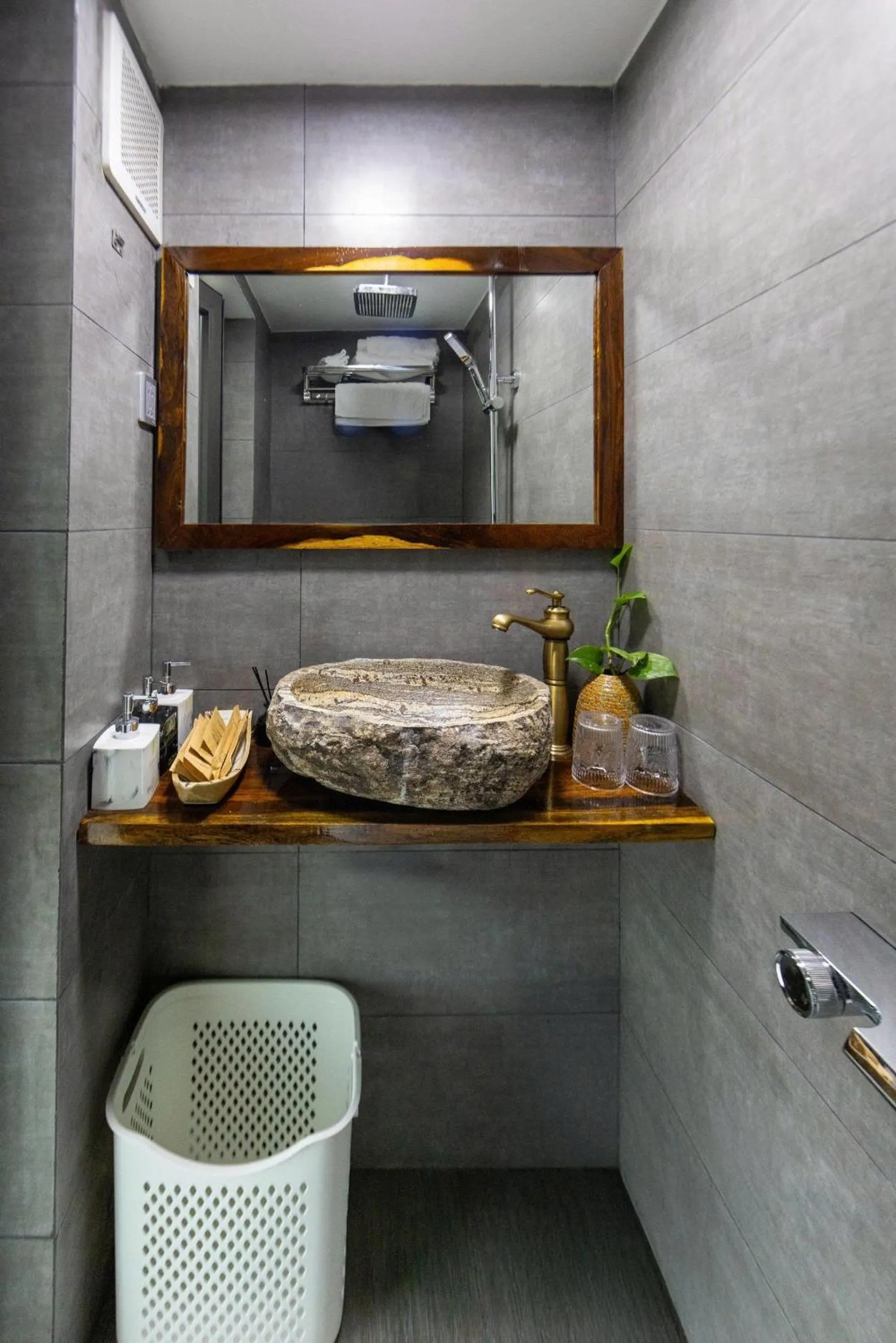 Bathroom in Jodi Dalat Hotel