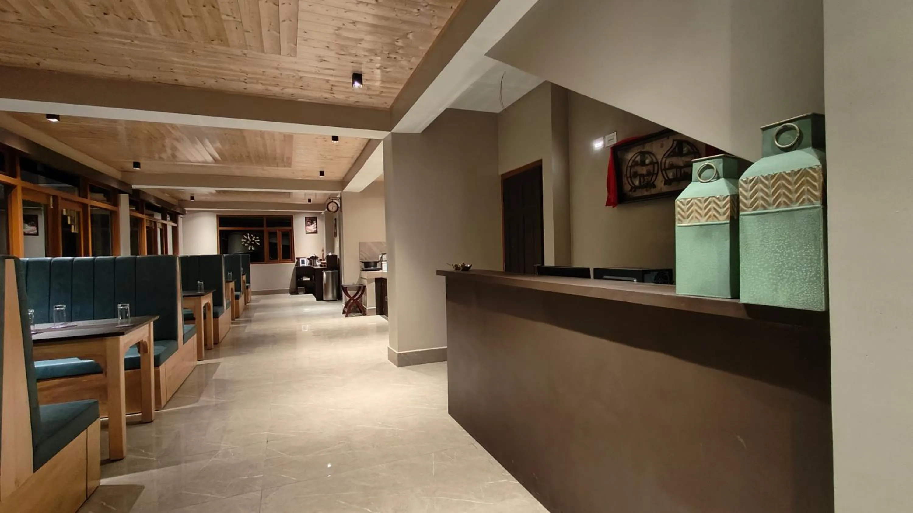 Restaurant/places to eat in Mount Bayul Shangri-La Resort