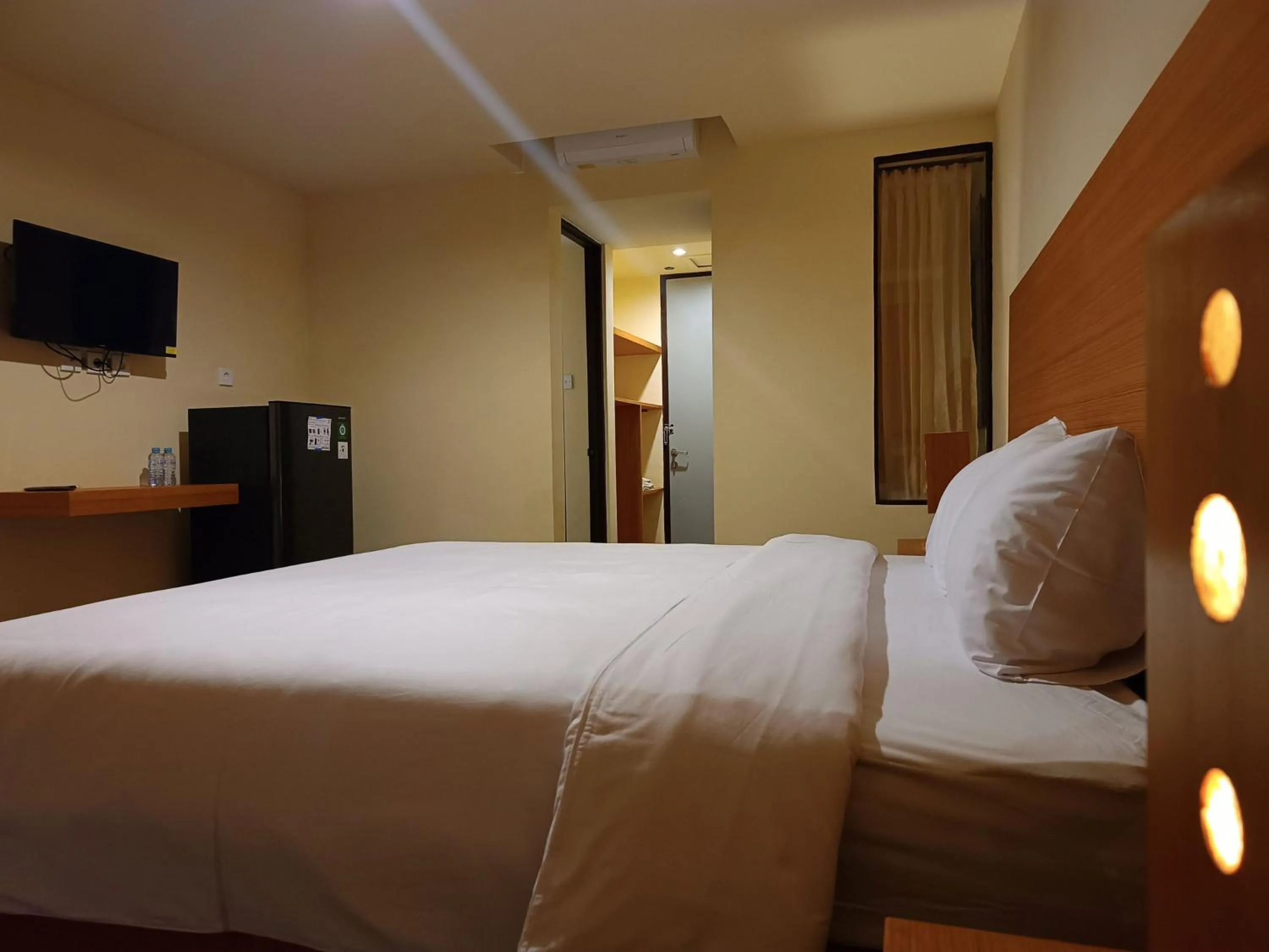 TV and multimedia, Bed in Kuta Living by Kamara