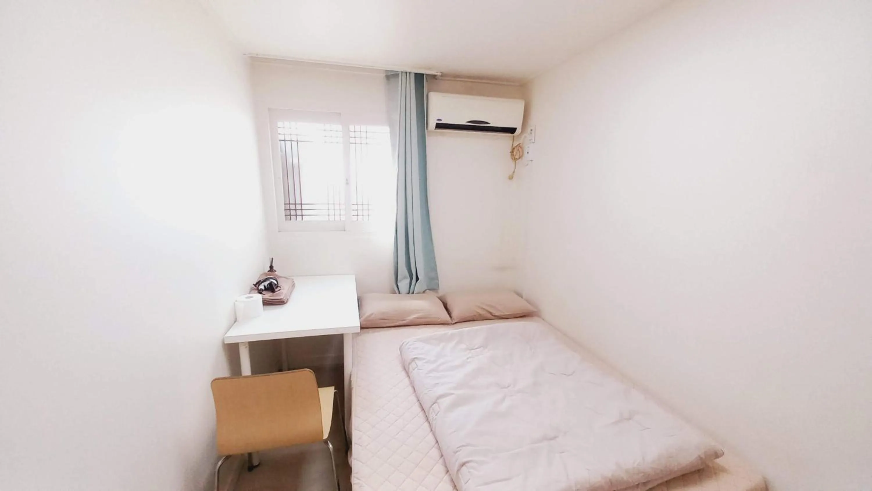 Photo of the whole room, Bed in G Yongsan Inn