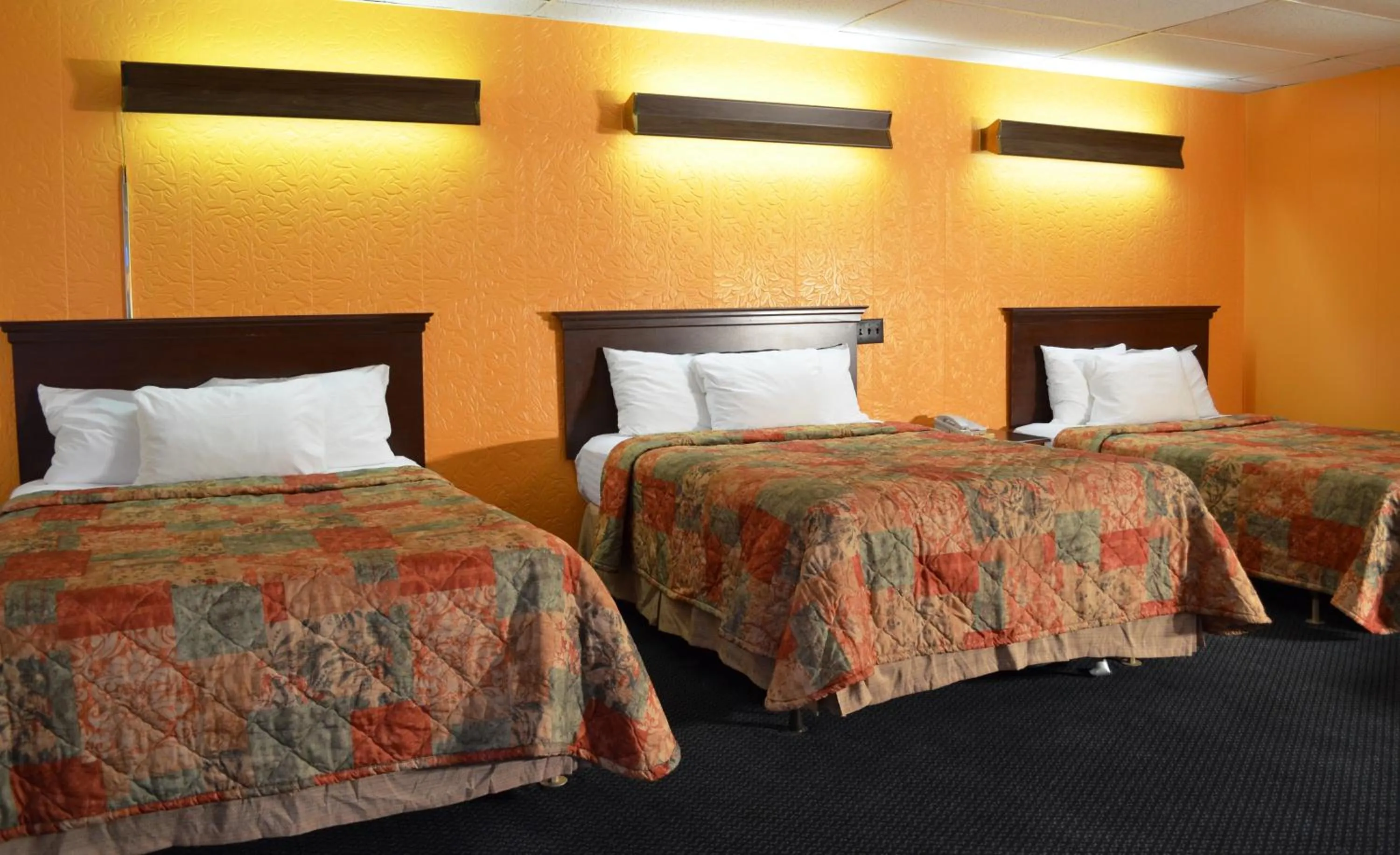 Bedroom, Bed in Economy Inn Bluefield