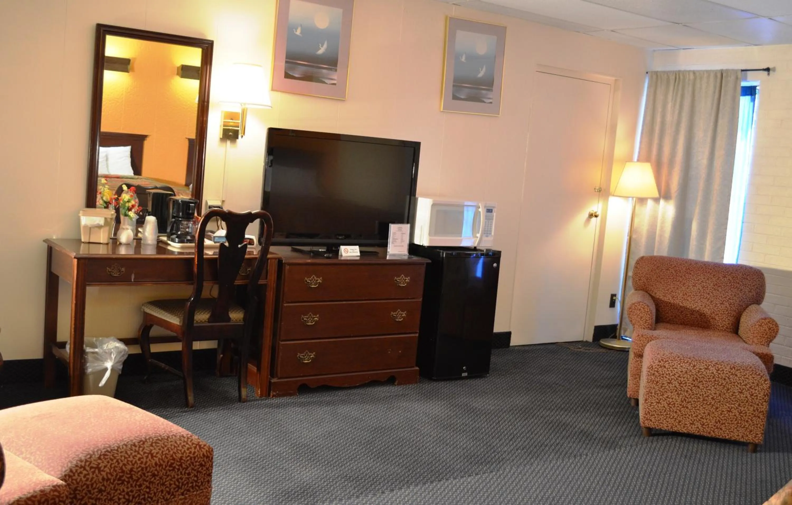 Photo of the whole room in Economy Inn Bluefield