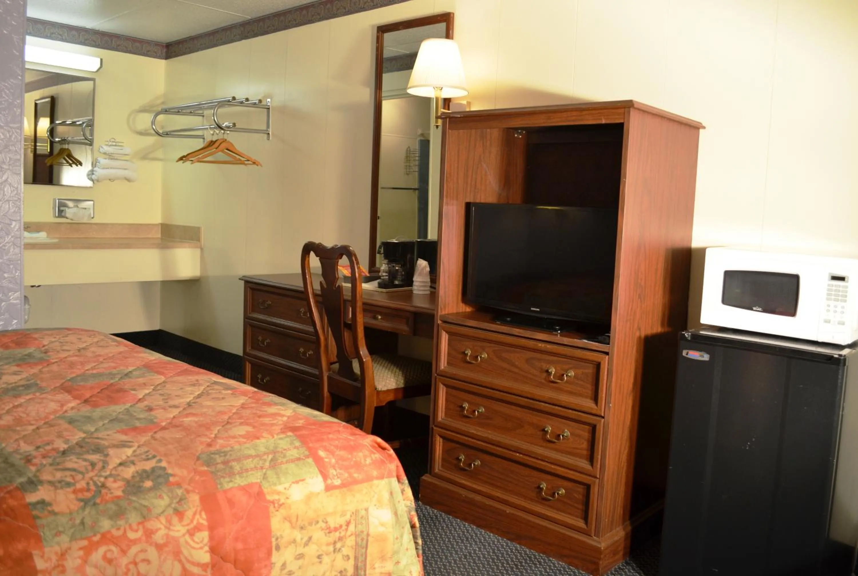 Photo of the whole room, Bed in Economy Inn Bluefield