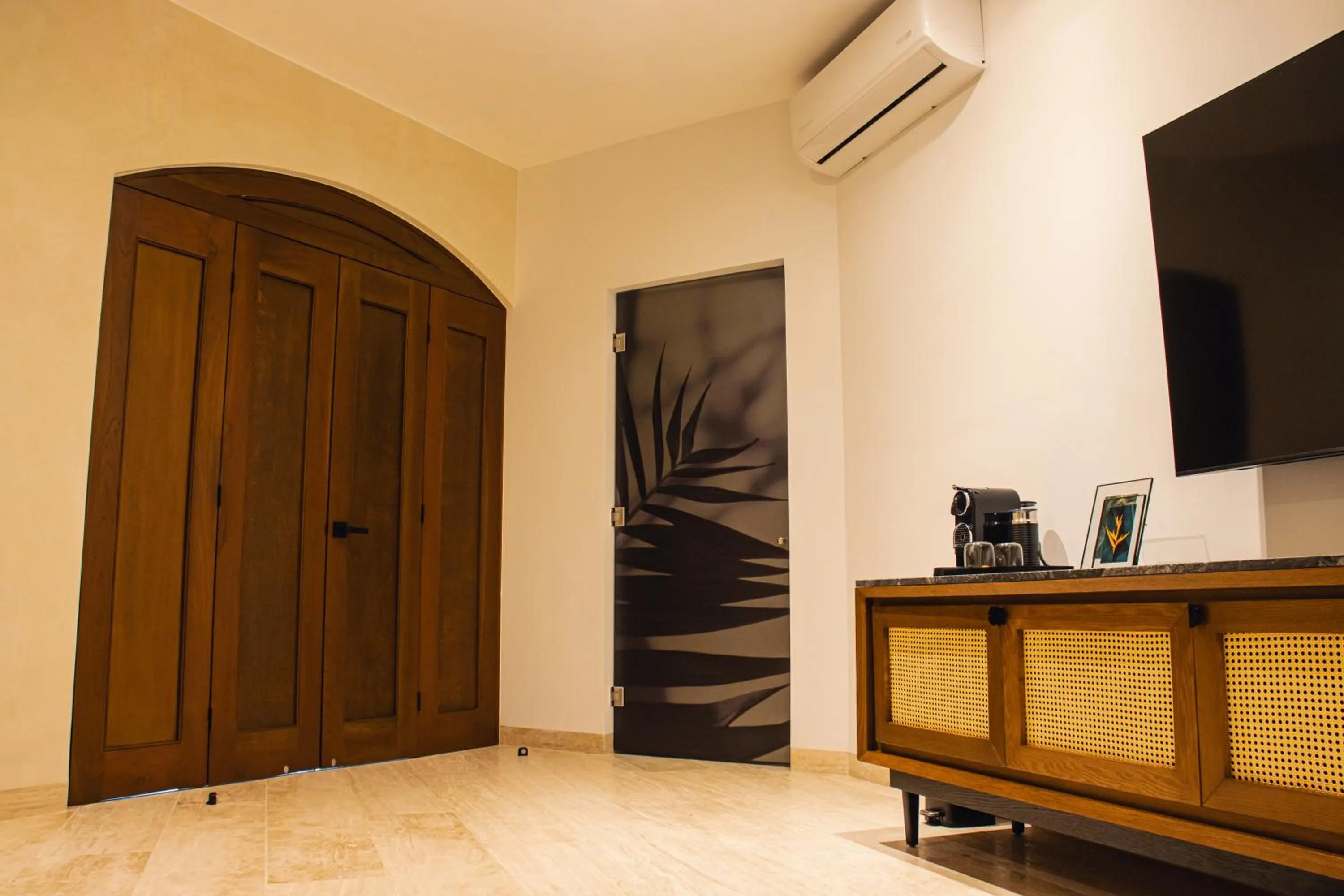 TV and multimedia in Casa Continental Hotel Boutique & Suites - Adults Only