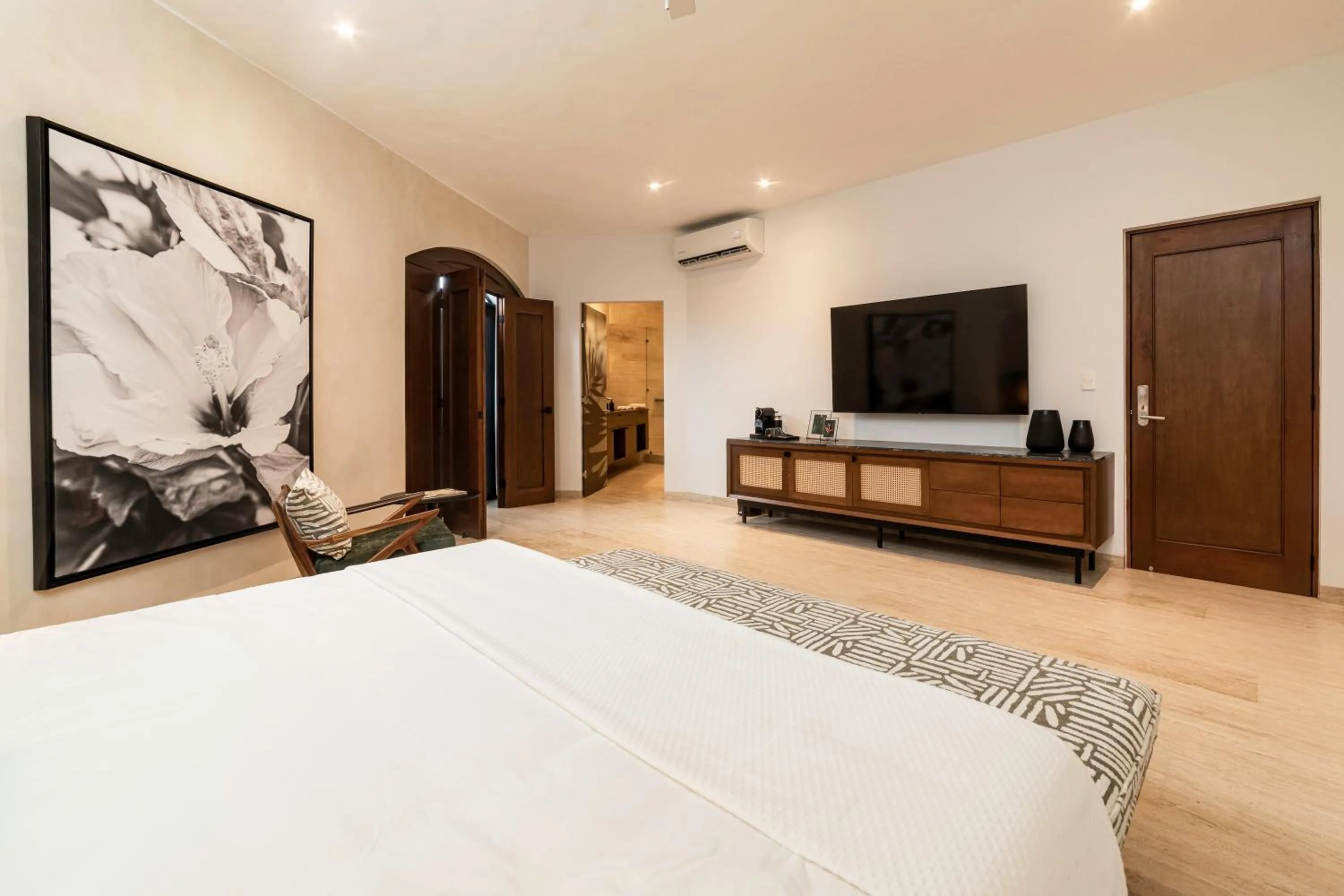 Bed in Casa Continental Hotel Boutique & Suites - Adults Only