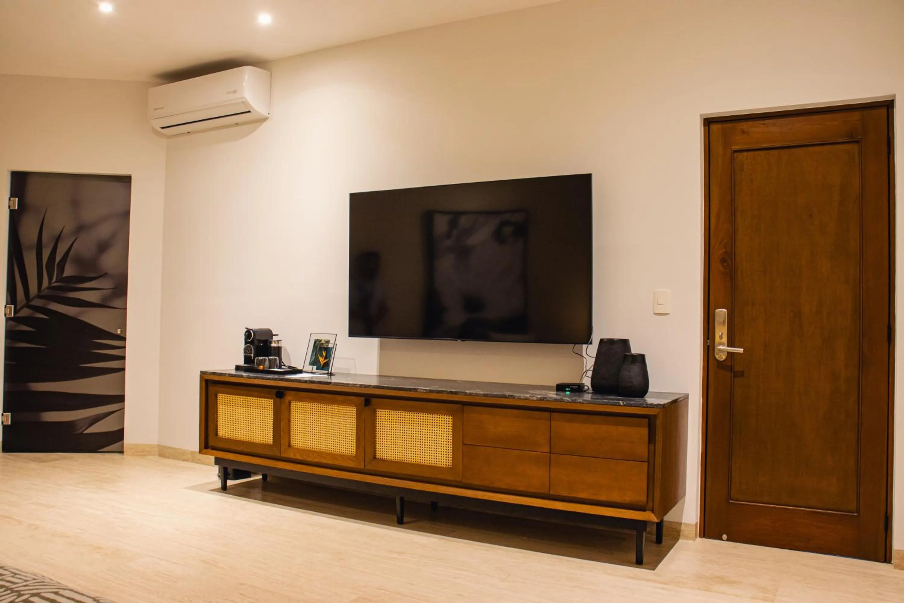 TV and multimedia in Casa Continental Hotel Boutique & Suites - Adults Only