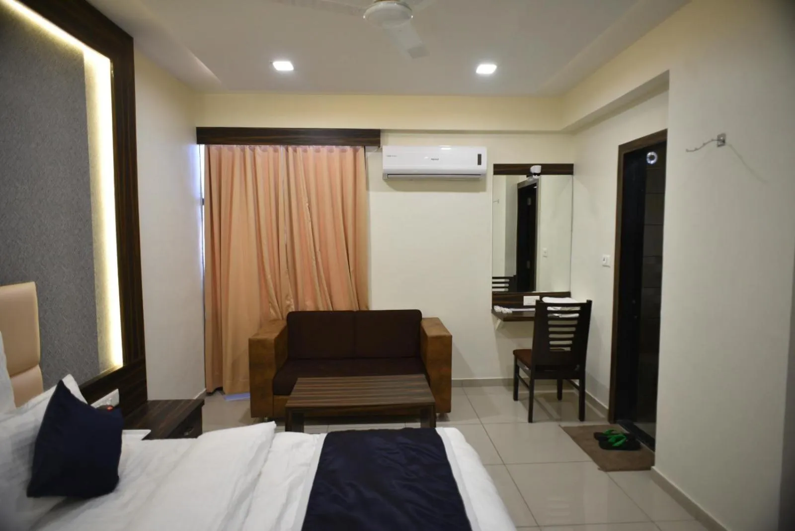 Bed in Hotel Royal Residency