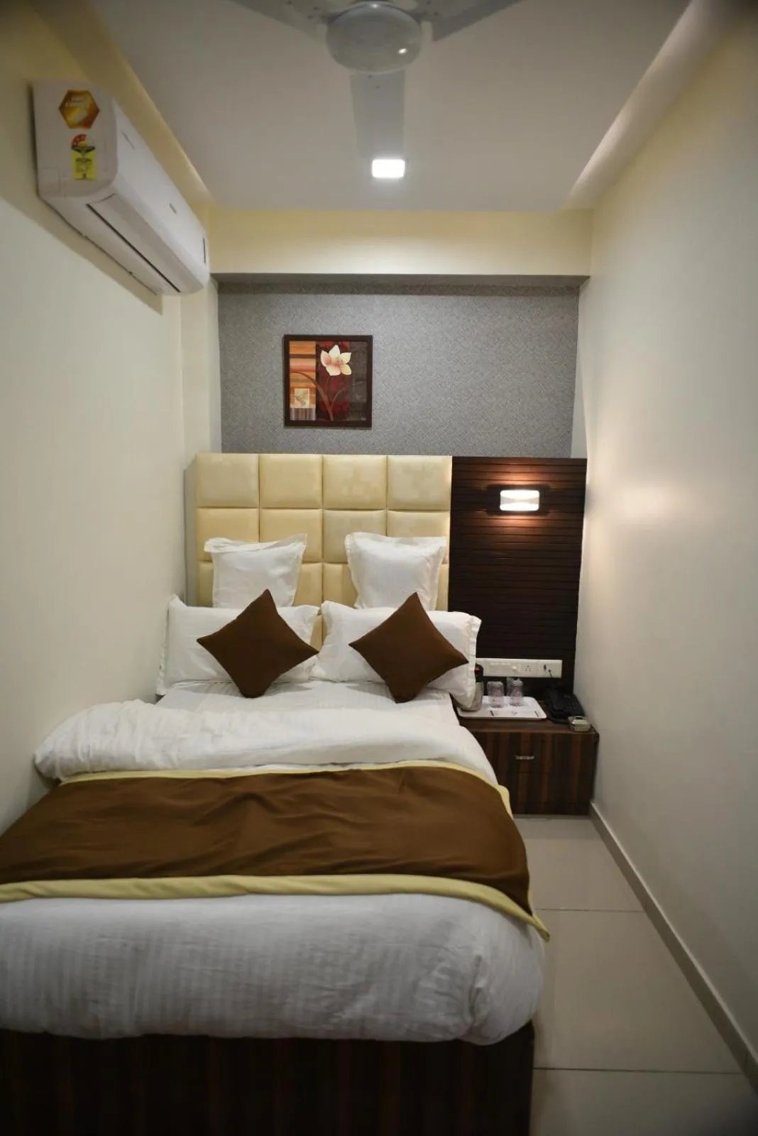 Bed in Hotel Royal Residency