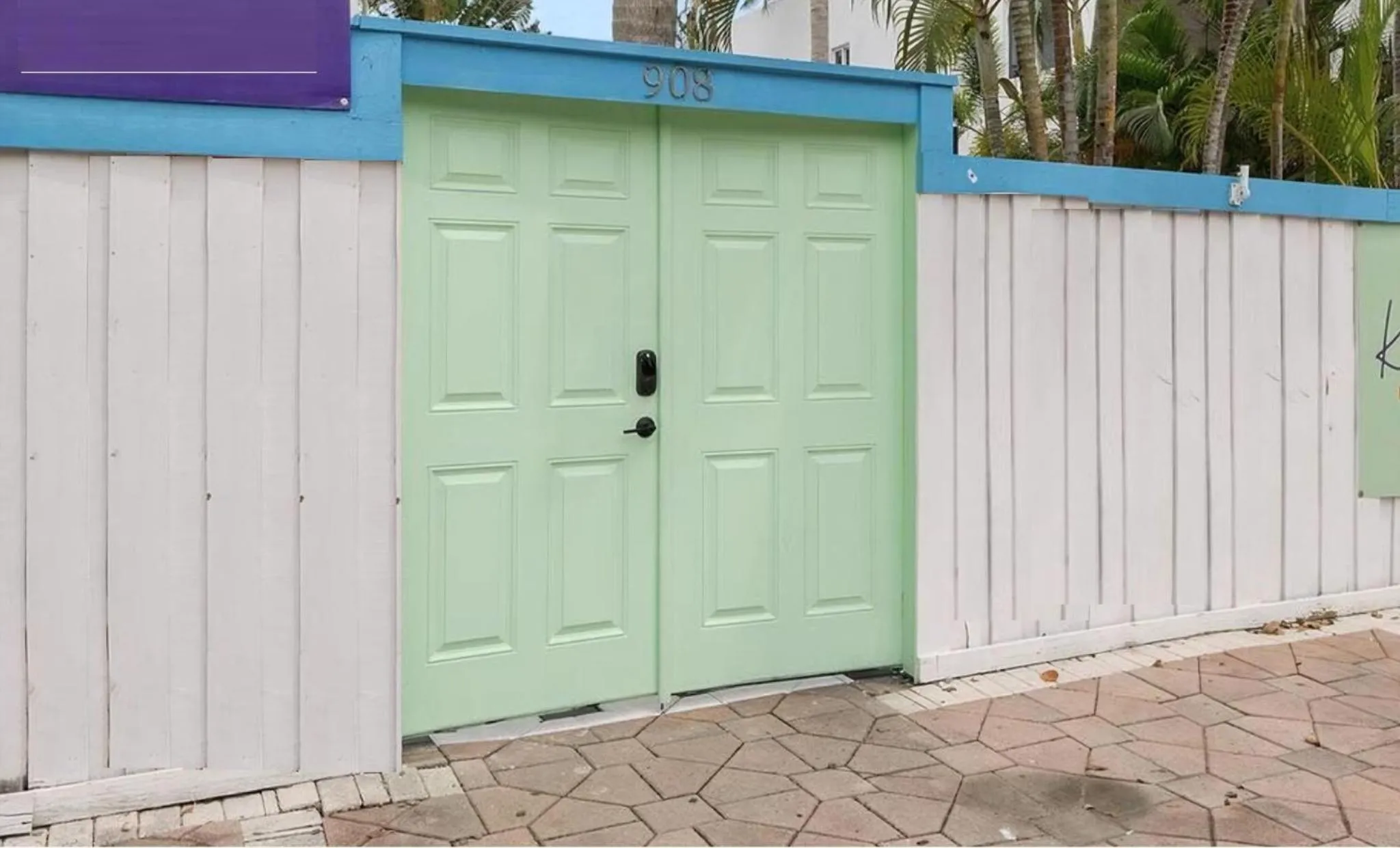 Property building in Las Olas Guest House