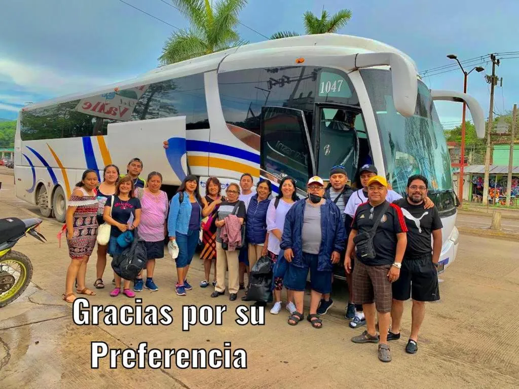 People in Hotel Del Valle