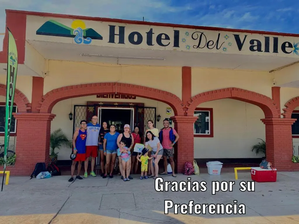 People in Hotel Del Valle