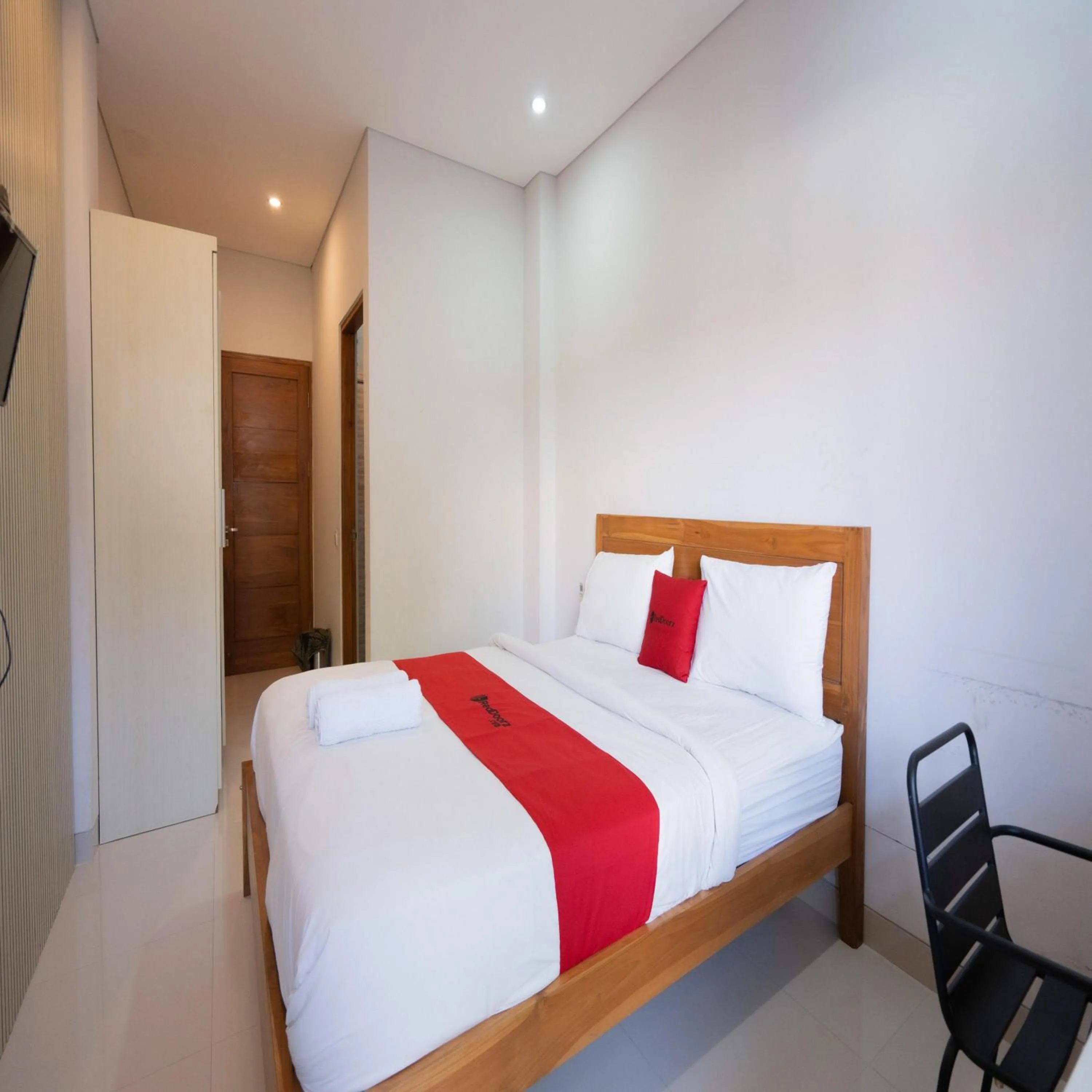 Bedroom, Bed in RedDoorz Plus at Kencana Residence Jimbaran