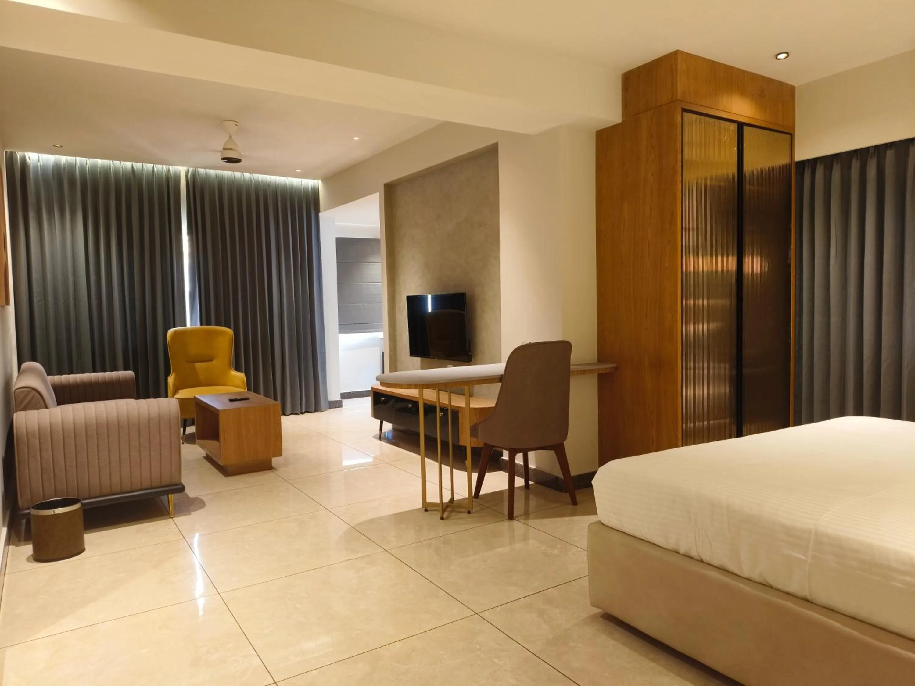 Seating area, Bed in Zipp Hotel Le Opera