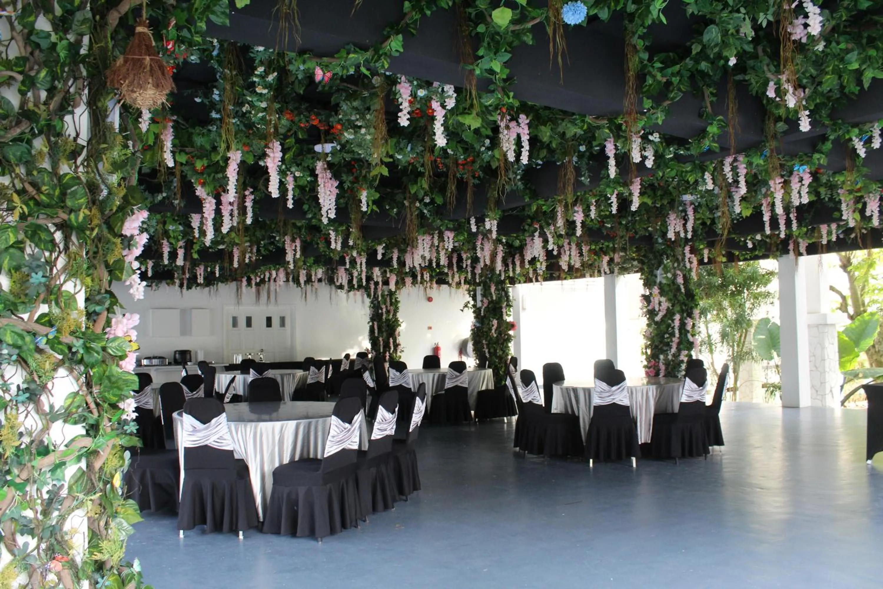 Dining area in BIDONG VIEW RESORT