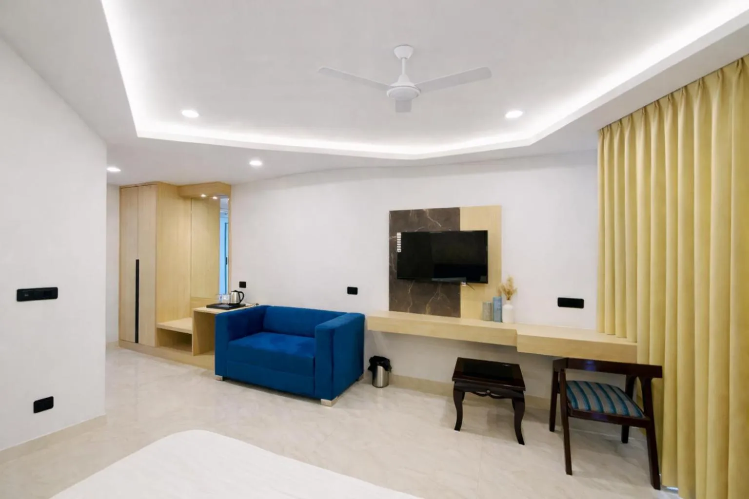 Seating area, Bed in Hotel Holiday Grand