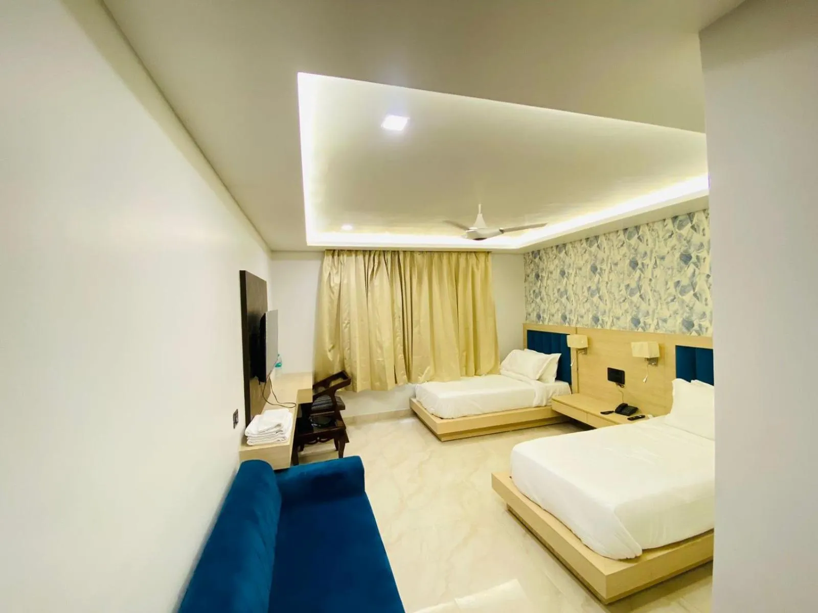 TV and multimedia, Bed in Hotel Holiday Grand