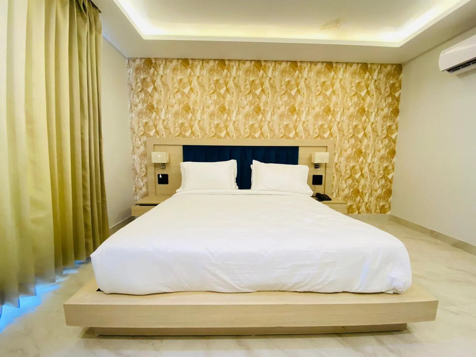 Bed in Hotel Holiday Grand
